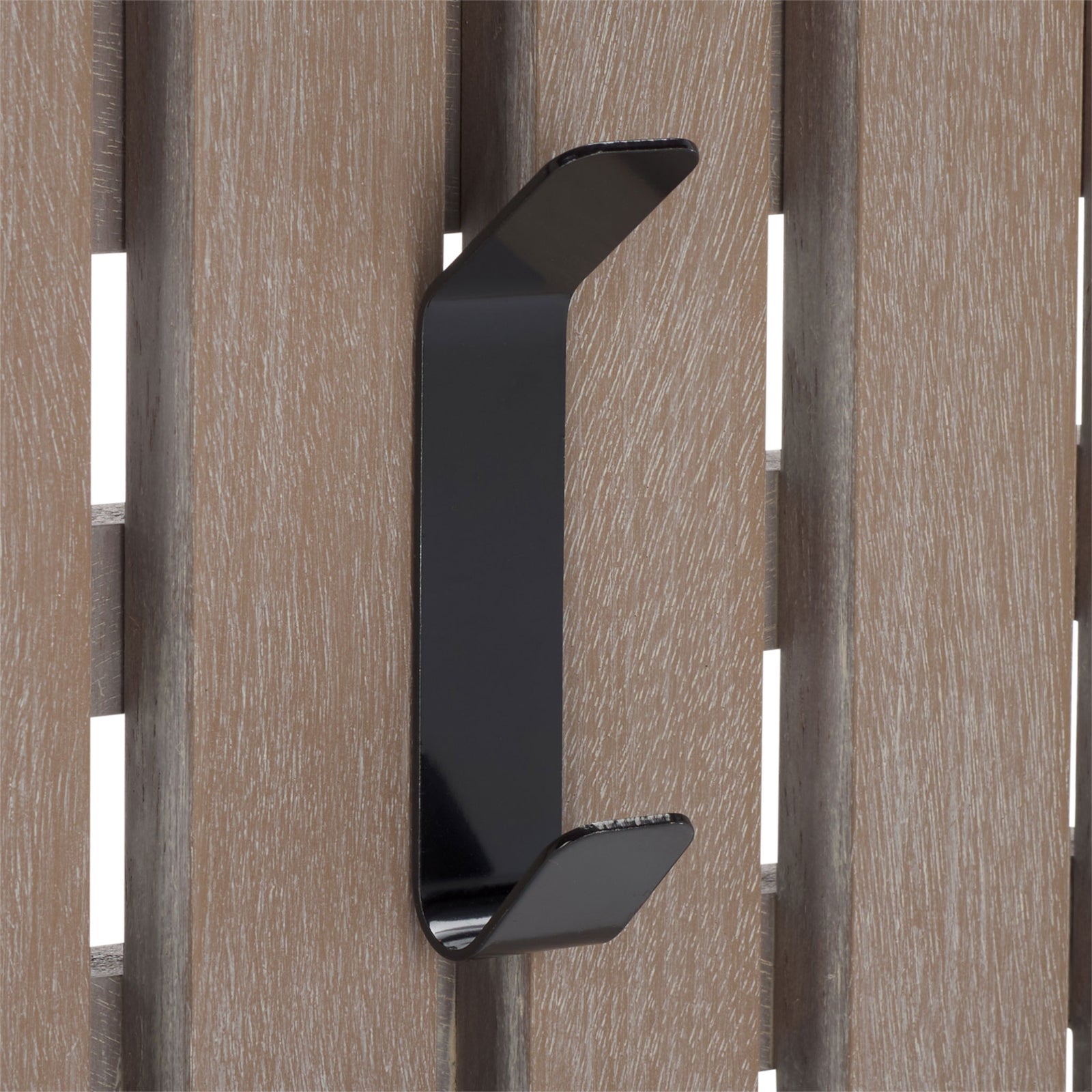 A black double hook highlights the whitewashed grain of wooden slats, keeping daily layers close. || STG5704K || detail_studio