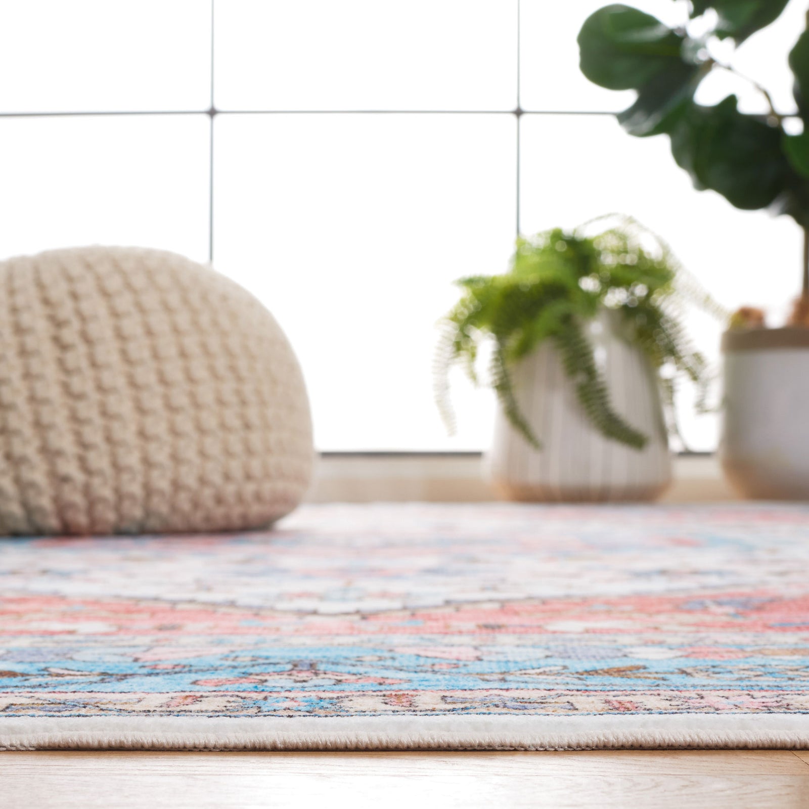 Slim, low-profile edge for smooth transitions and easy placement || WPR322K-5 || detail_room