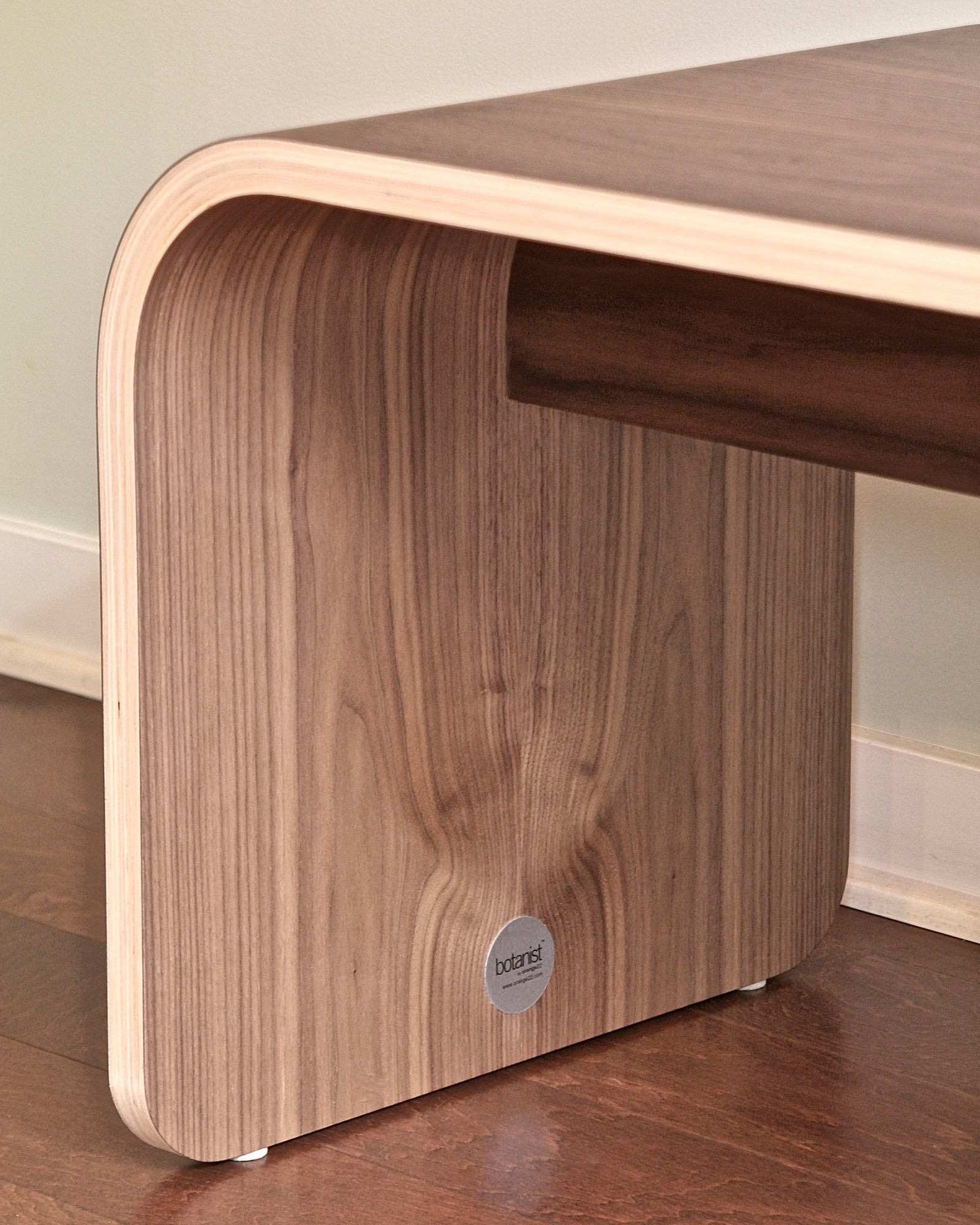 Minimal Bench Walnut