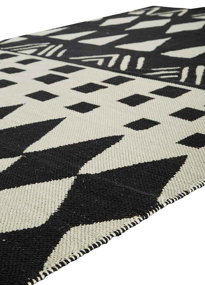 National Geographic Tiebele Black/White Area Rug