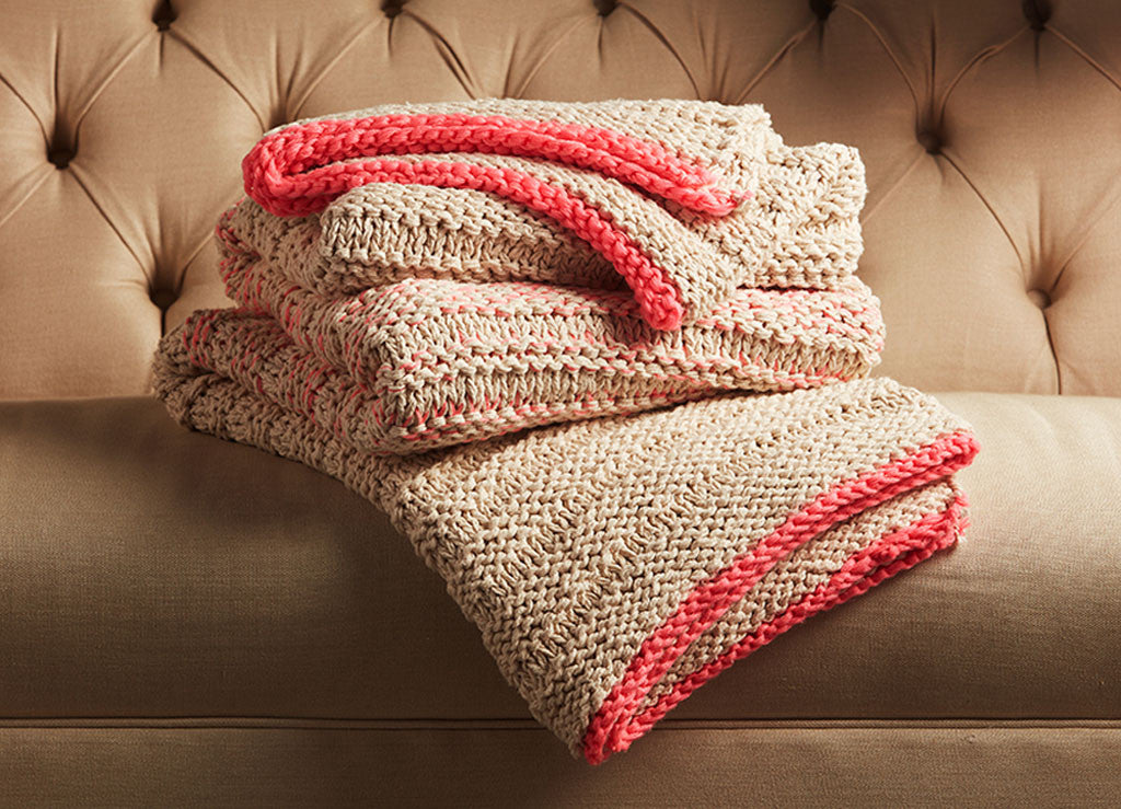 Serin White Swan/Bubblegum Throw