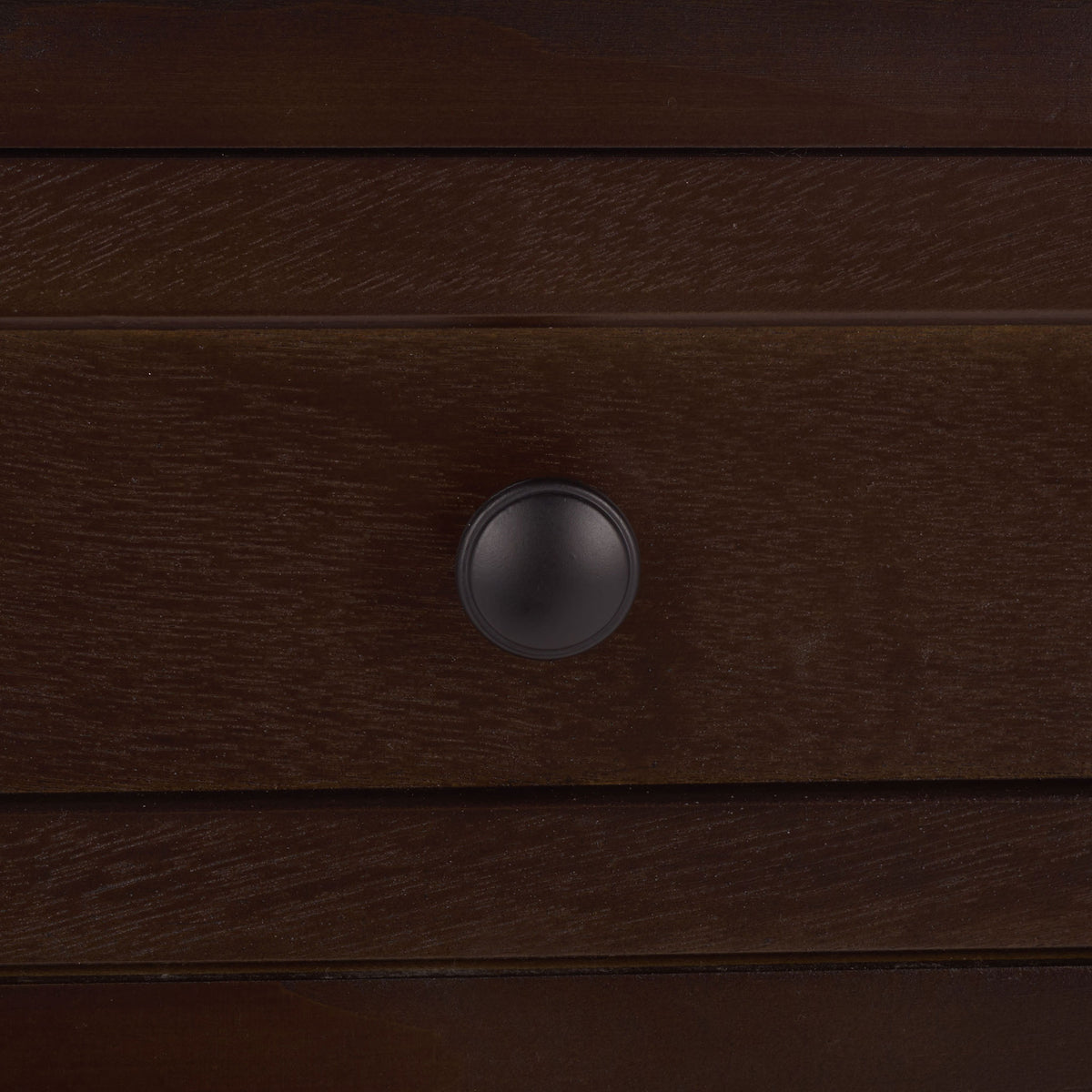 A round dark metal knob gives the chocolate brown drawer a classic finishing touch. || AMH5700H || handle_studio