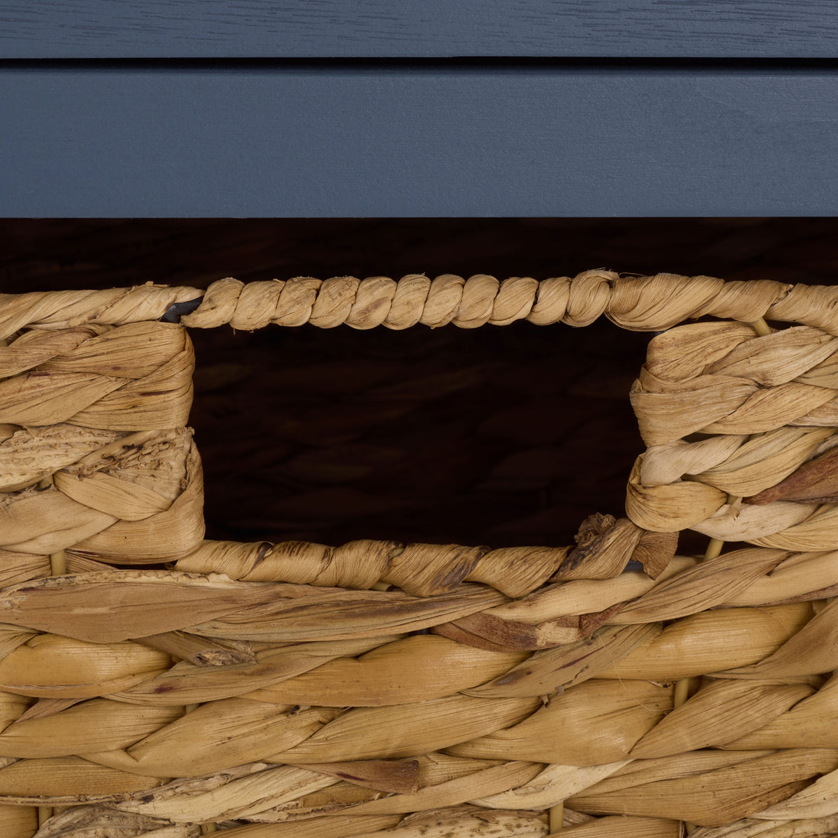 A cutout handhold makes the tightly woven natural basket easy to lift. || AMH5702K || handle_studio