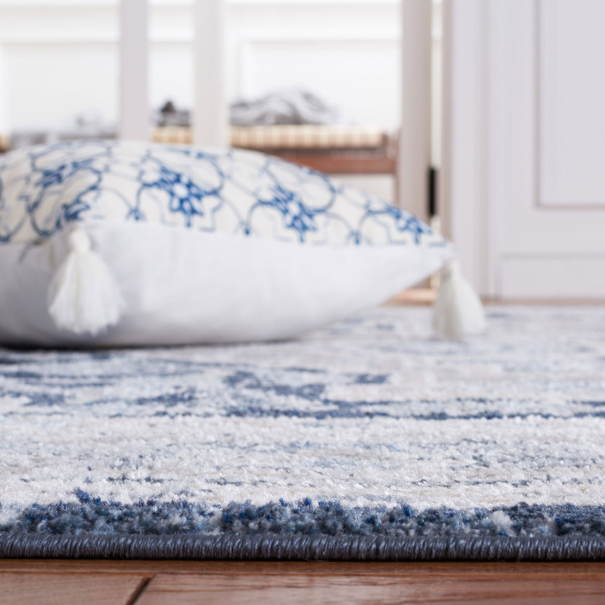 Low-profile pile with plush texture and subtle distressed pattern in beige and navy || BLR210B-5 || detail_room