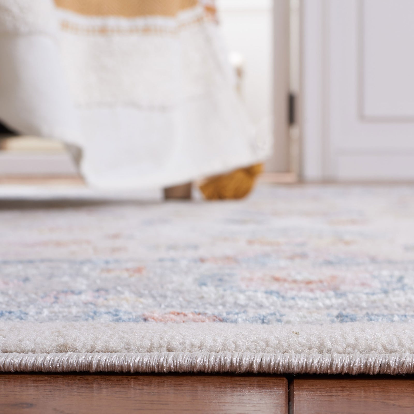 Low-profile pile offers cushioned comfort and a smooth, rounded edge finish. || BLR224B-5 || detail_room