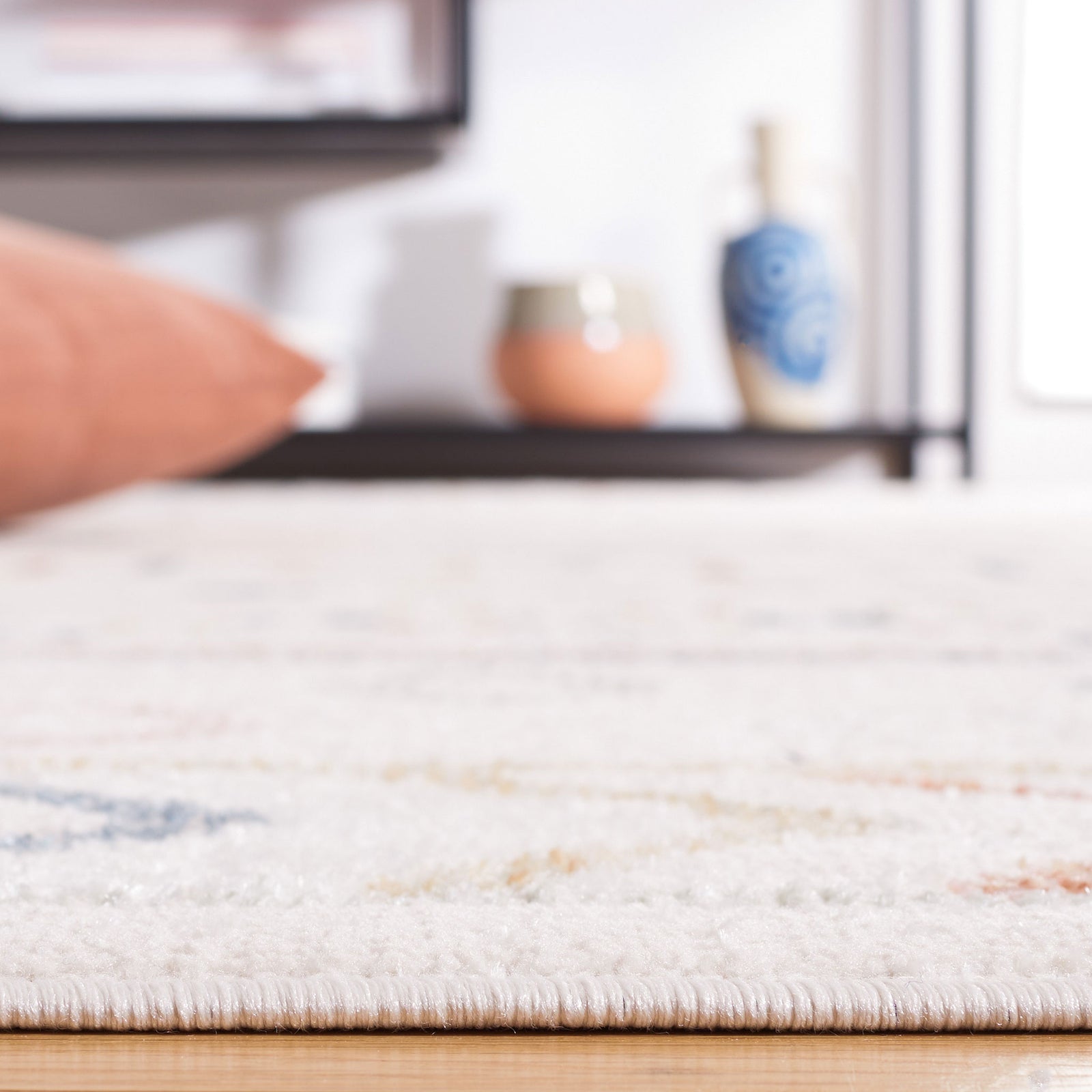Low, velvety pile adds a soft underfoot feel while keeping patterns clear and refined || BLR226B-5 || detail_room
