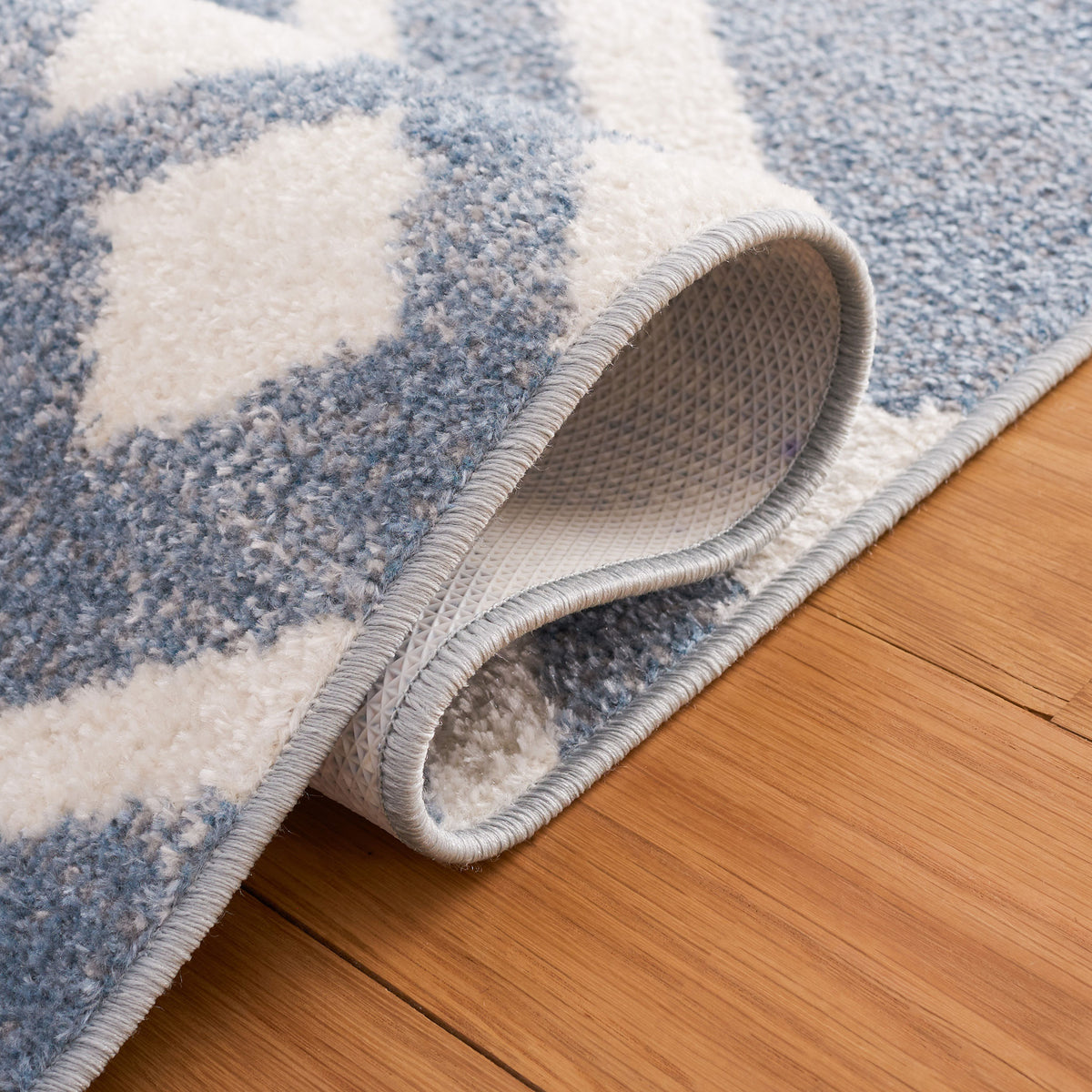 Rolled edge shows soft pile and flexible backing for easy care. || BLR228M-5 || backing_room