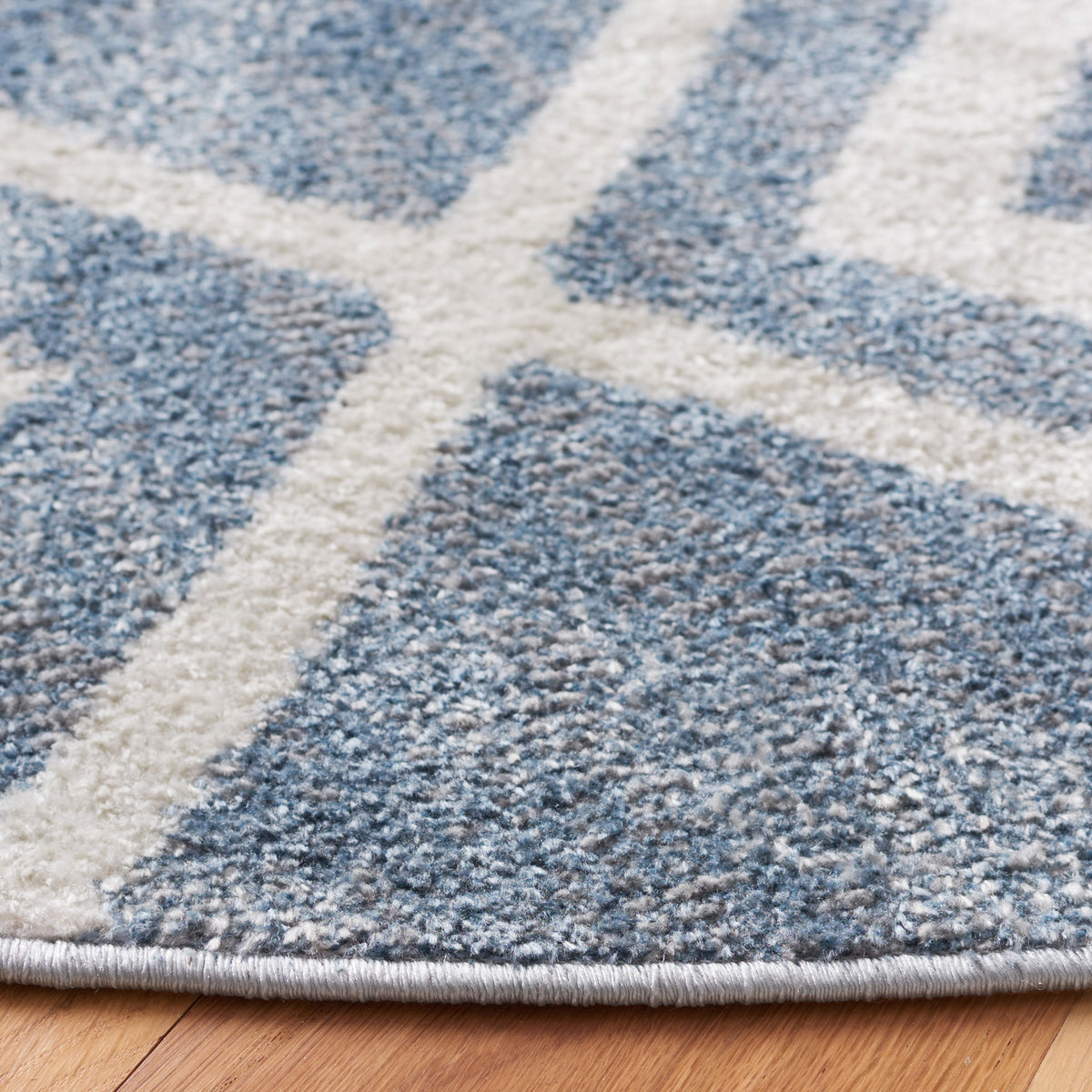 Blue and ivory rug texture with neatly serged edge. || BLR228M-7R || detail_room