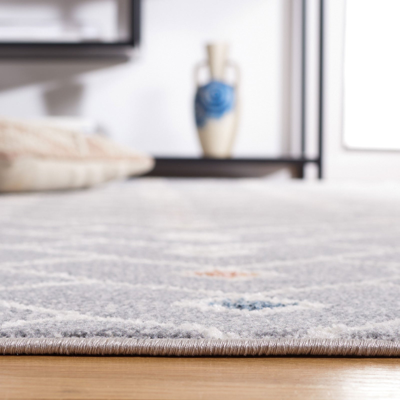 Low-profile design highlights the rug's soft pile and smooth binding || BLR230F-5 || detail_room