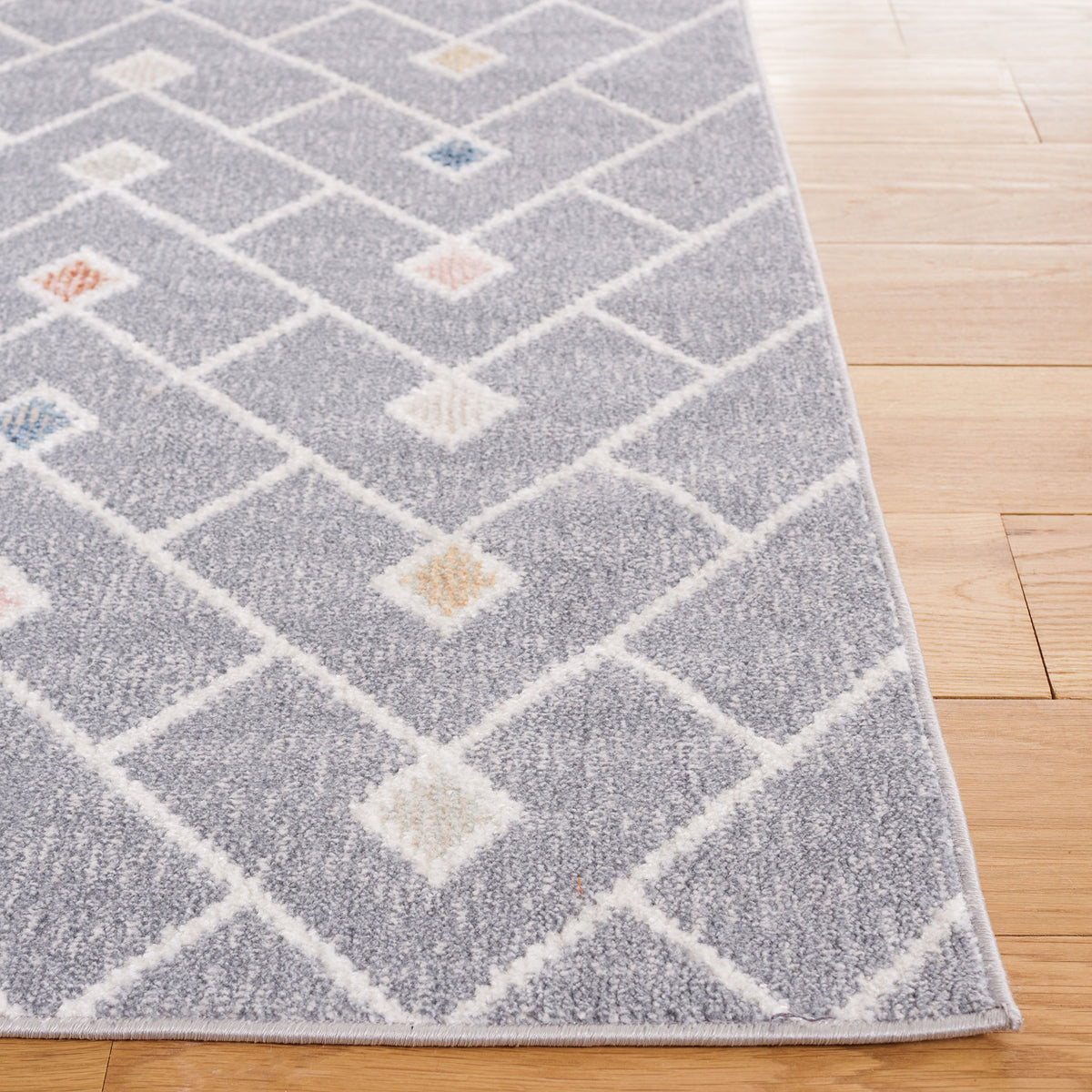 Serged edge frames the lattice pattern with blue, peach, and ivory diamonds || BLR230F-5 || corner_room