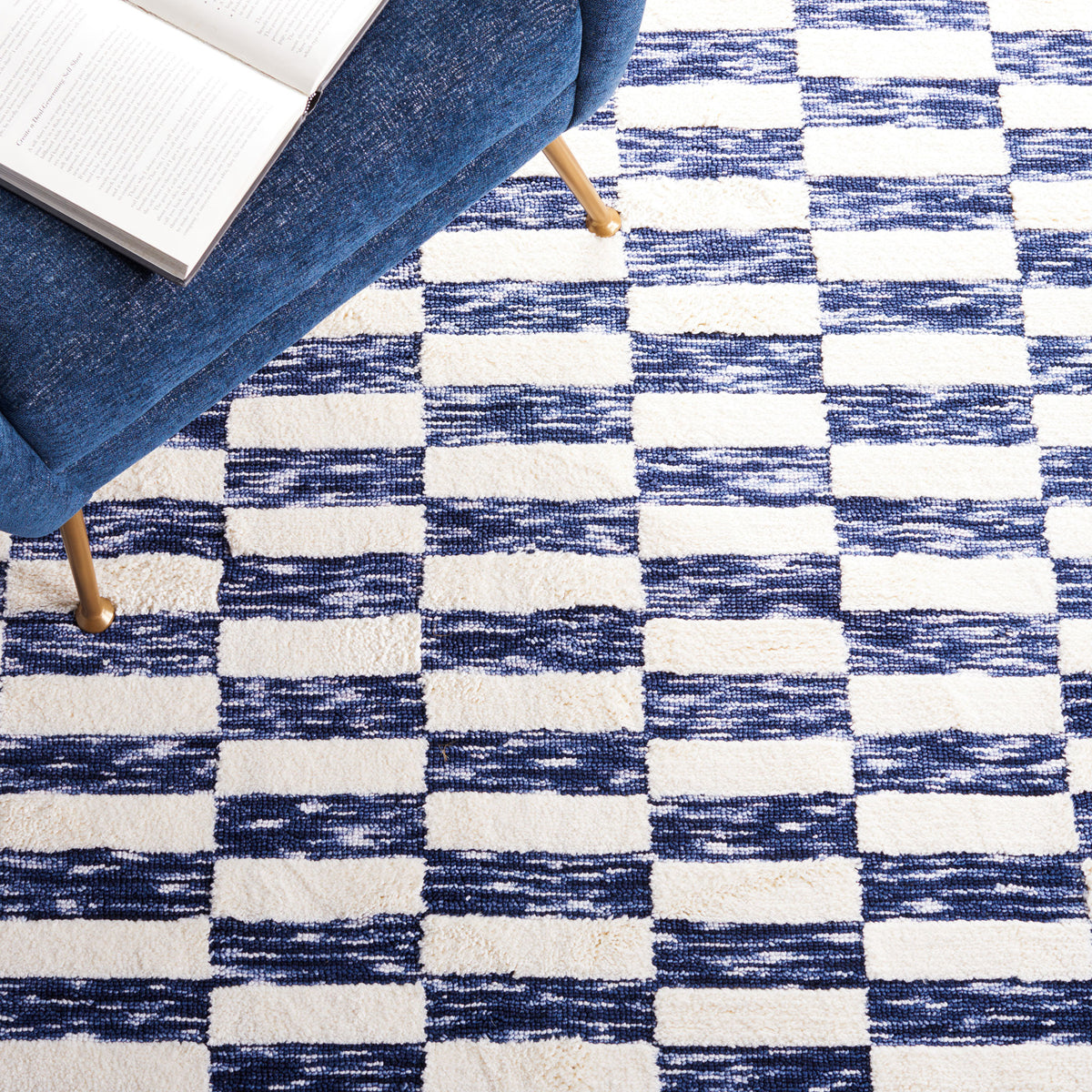 Bold check pattern in navy and ivory brings a modern, graphic statement underfoot || ECR109N-5 || detail_room