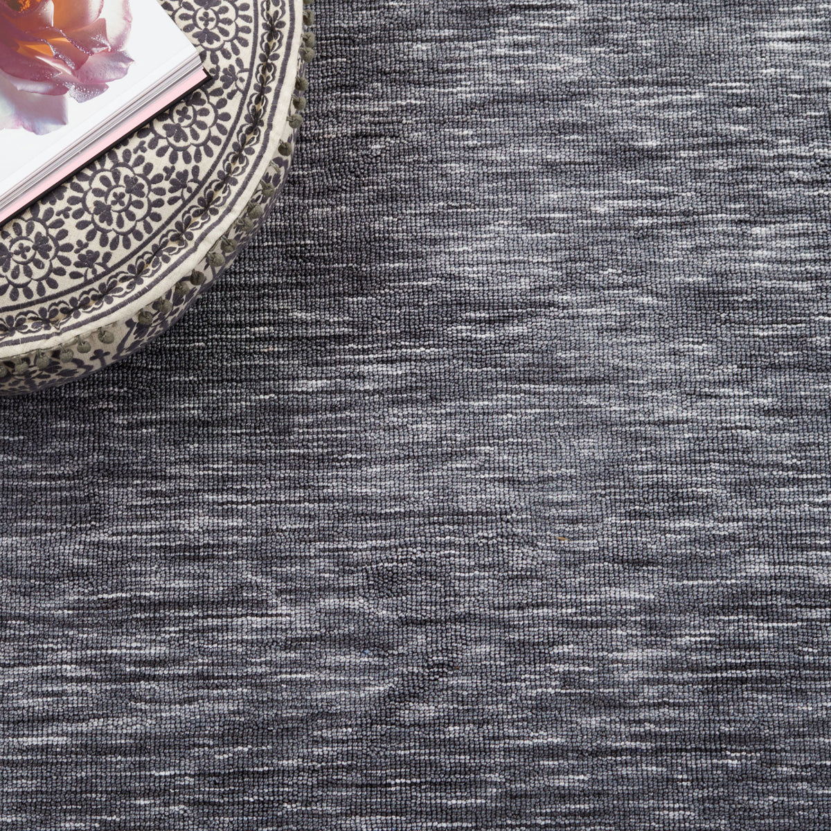Marled gray field pairs with ivory accents to blend effortlessly with modern decor || ECR110F-5 || detail_room
