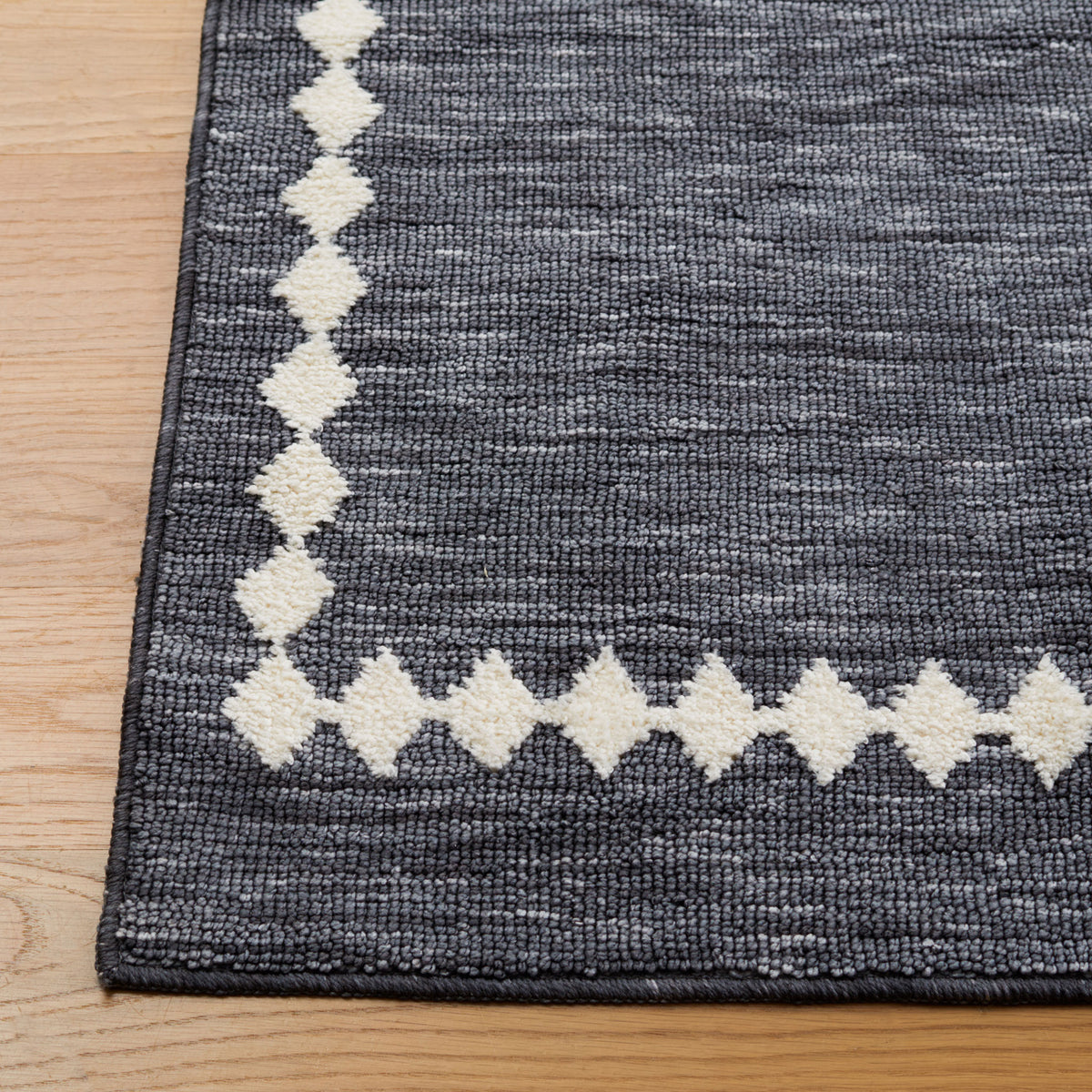 Crisp ivory diamond border frames the heathered gray ground for a tailored, Scandinavian vibe || ECR110F-5 || corner_room