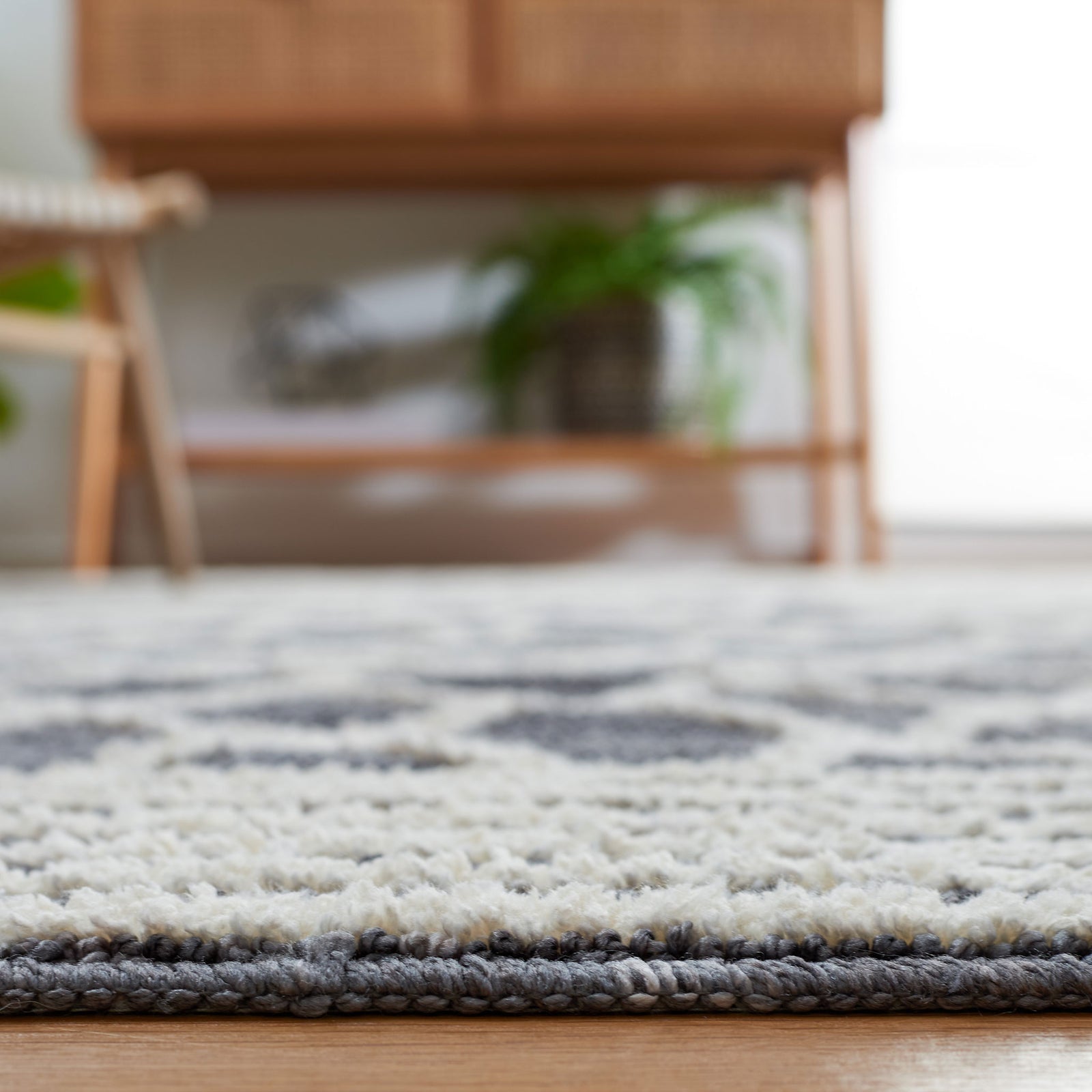 Low, durable pile in gray and ivory delivers easy-care comfort underfoot || ECR112F-5 || detail_room