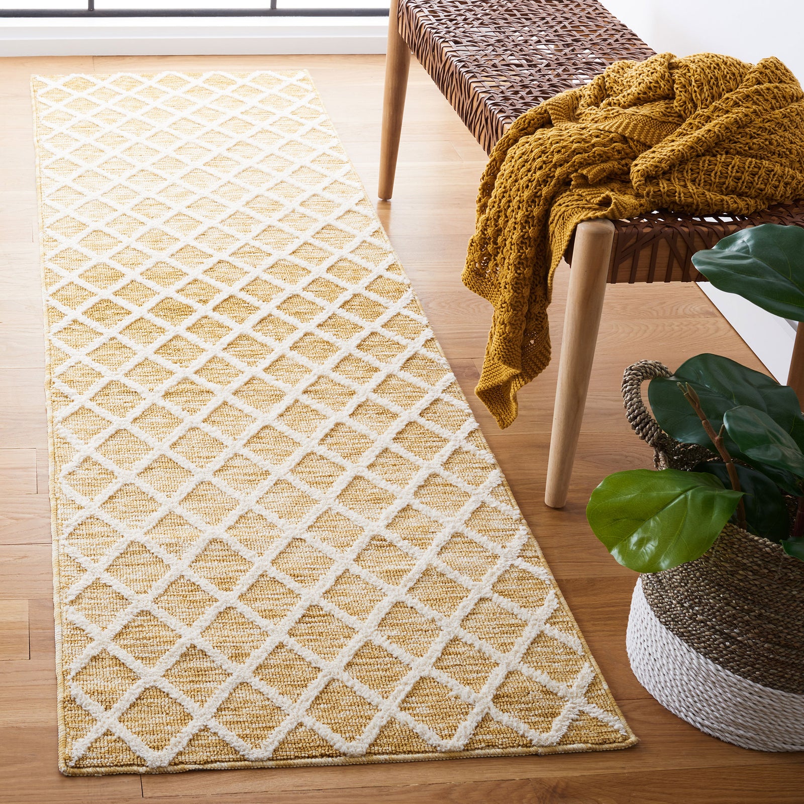 Gold and ivory lattice runner adds modern texture to a warm, airy entryway || ECR113D-28 || front_angle_room