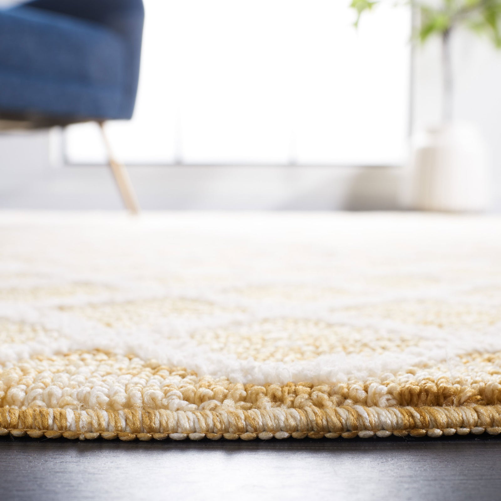 Low-profile looped texture and neatly bound edge for a smooth finish. || ECR113D-5 || detail_room
