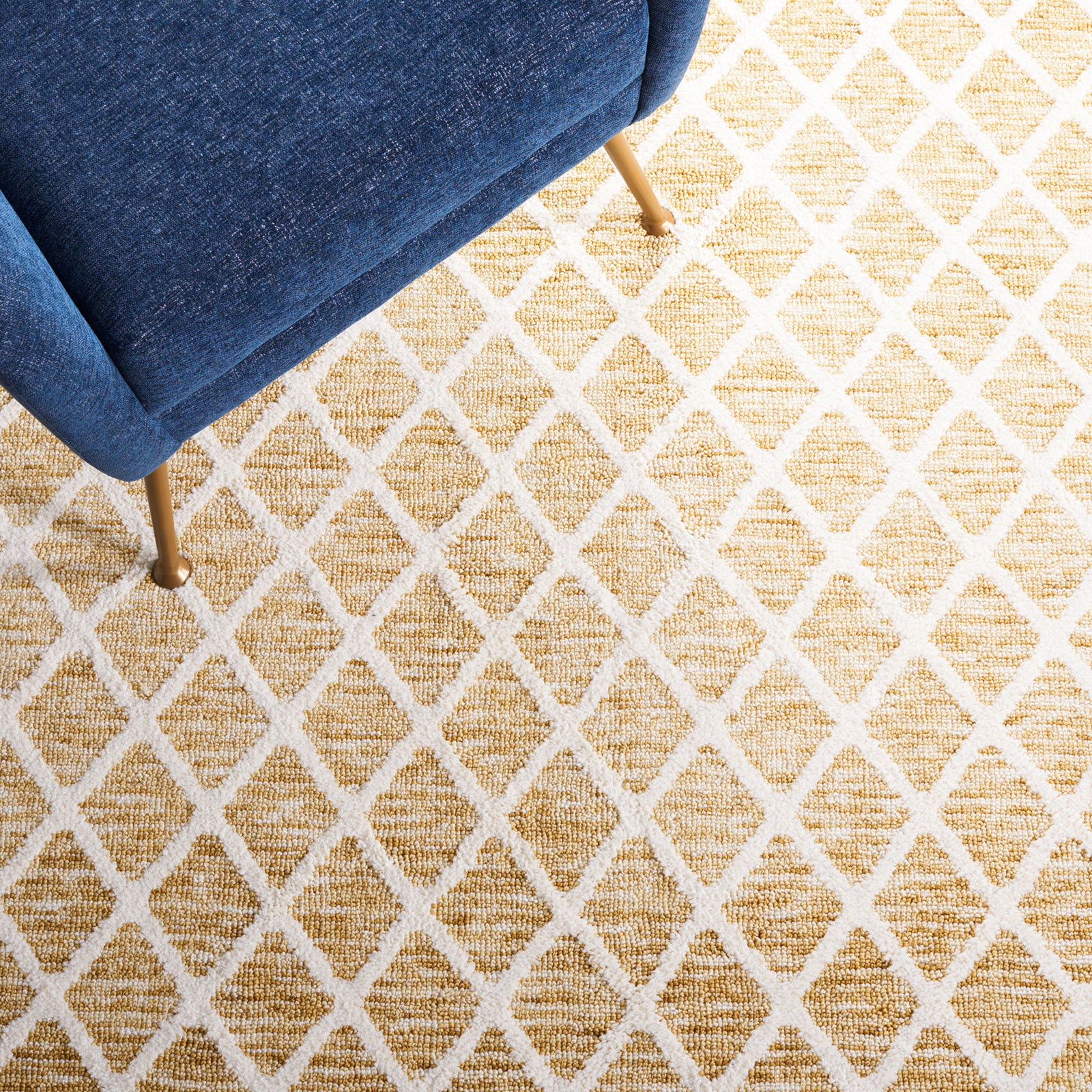 Trellis pattern in warm gold and ivory adds subtle dimension and softness. || ECR113D-5 || detail_room
