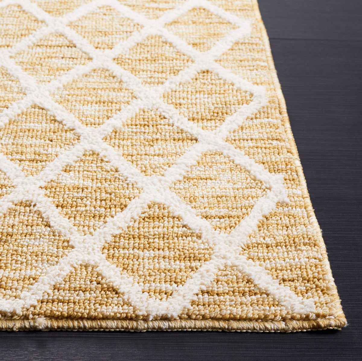 Rug corner highlighting plush ivory diamonds and tightly bound edging. || ECR113D-5 || corner_studio