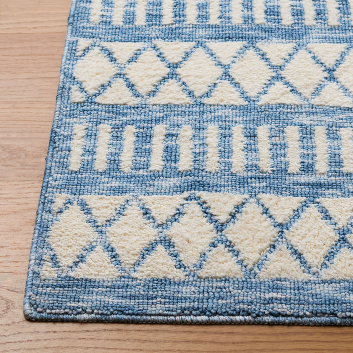 Plush pile with a cleanly finished corner in an ivory and blue geometric pattern || ECR114A-5 || corner_room