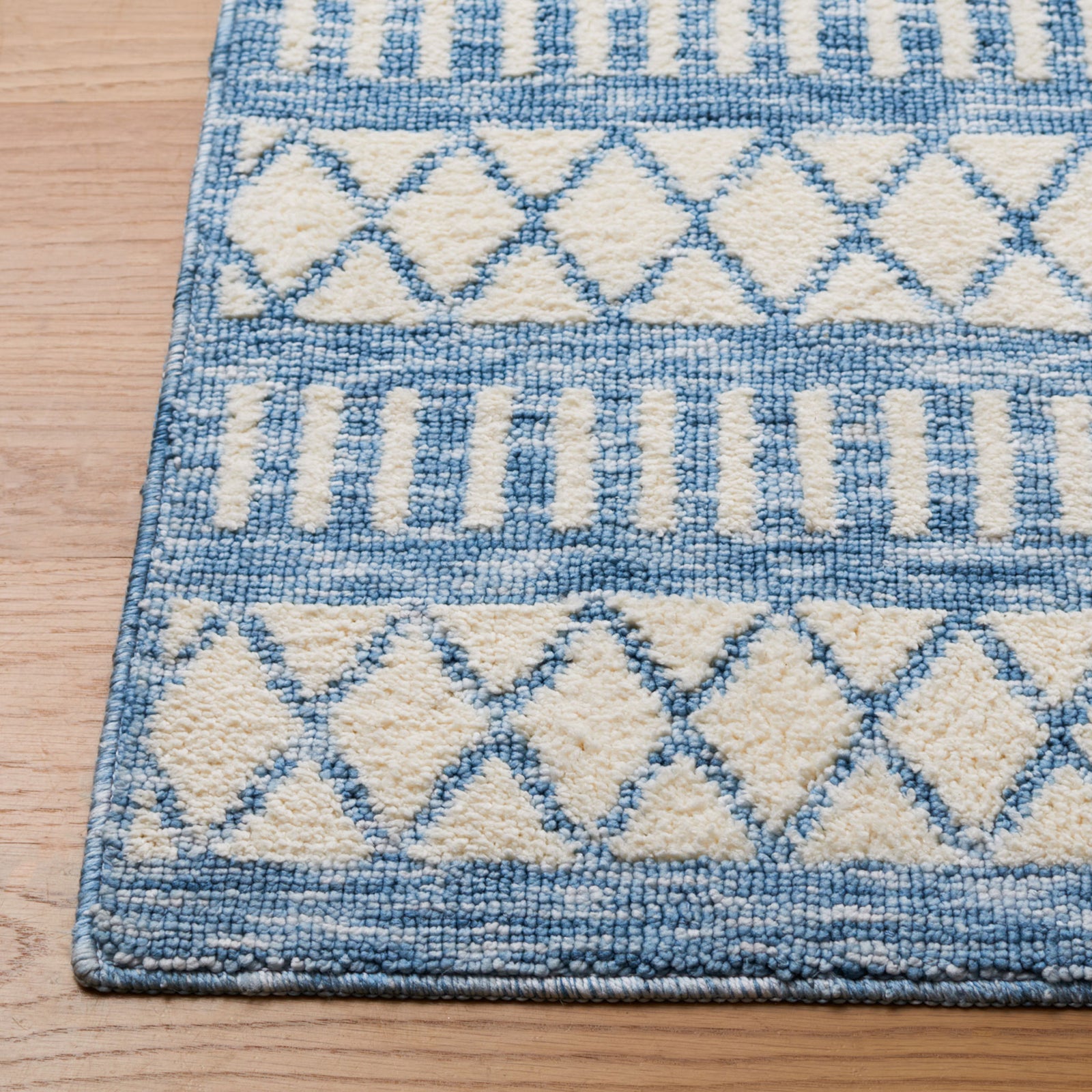 Ivory and blue geometric area rug with crisp diamonds and stripes for a fresh coastal look || ECR114A-5 || top_studio