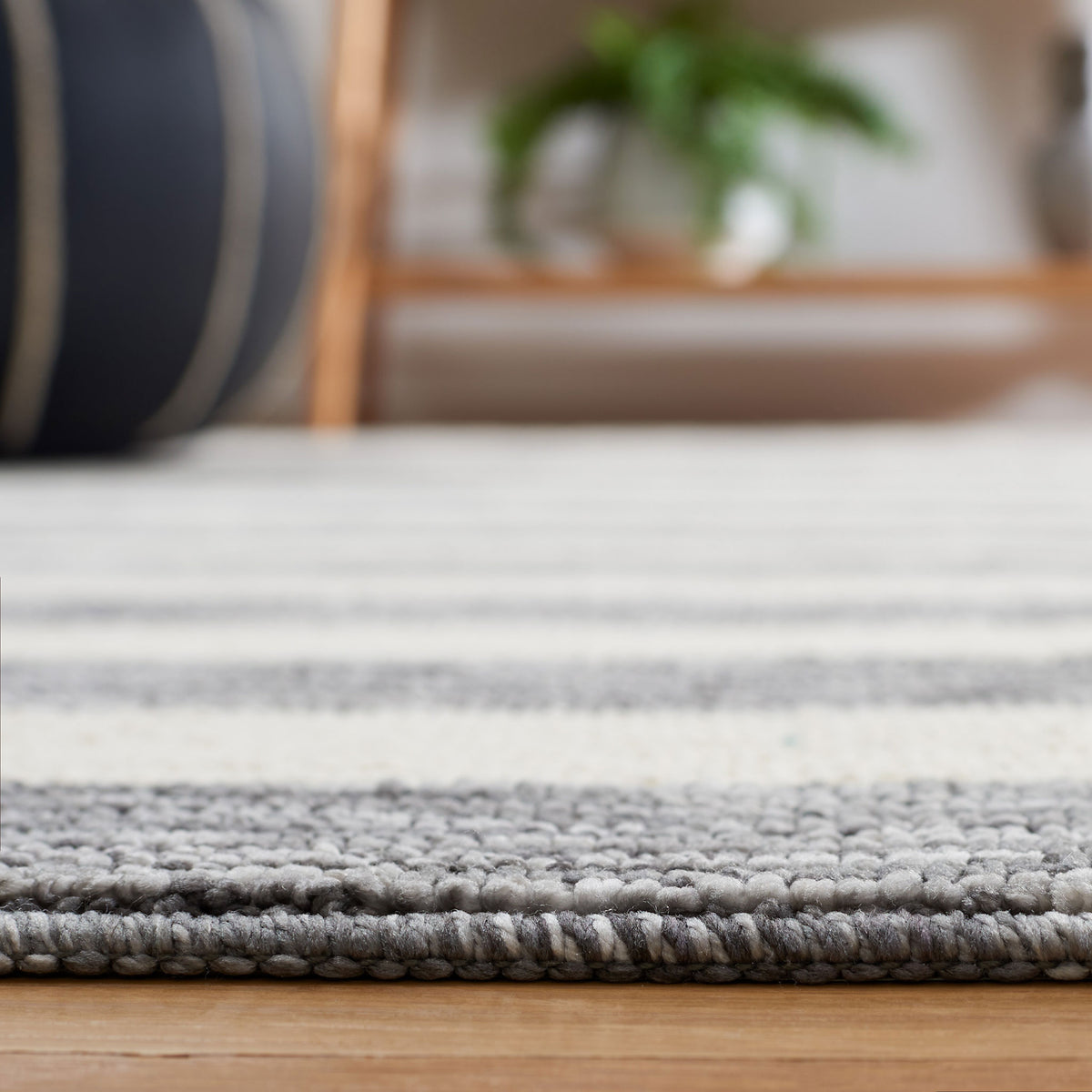 Low, tightly woven pile with crisp stripe transitions and sturdy binding || ECR115H-5 || detail_room