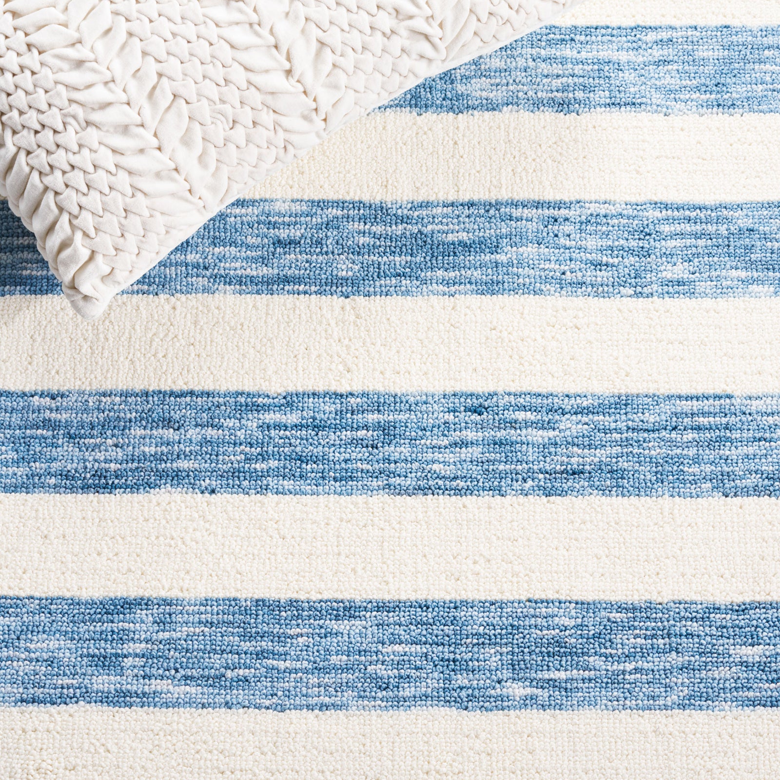 Textured blue and ivory bands add depth and dimension for a relaxed, beachy vibe || ECR115L-5 || detail_room