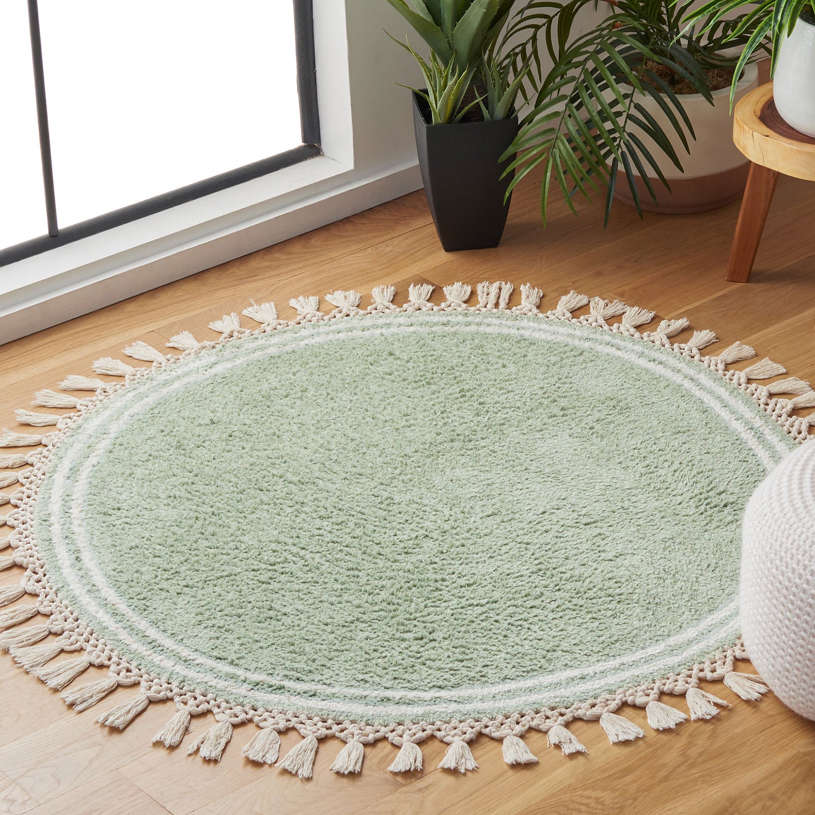 Teal round accent rug adds a soothing pop of color, framed by ivory stripes and tassel fringe. || ECR201J-3R || top_angle_room