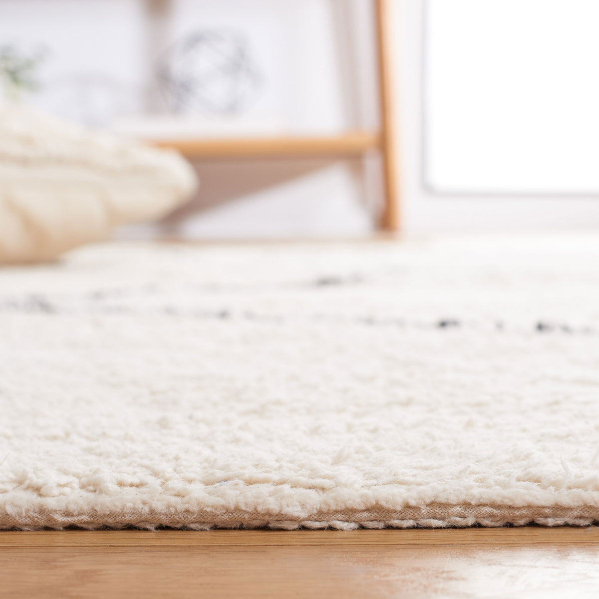 Textured, cushy pile and low profile edge for easy layering || ECR210A-5 || detail_room