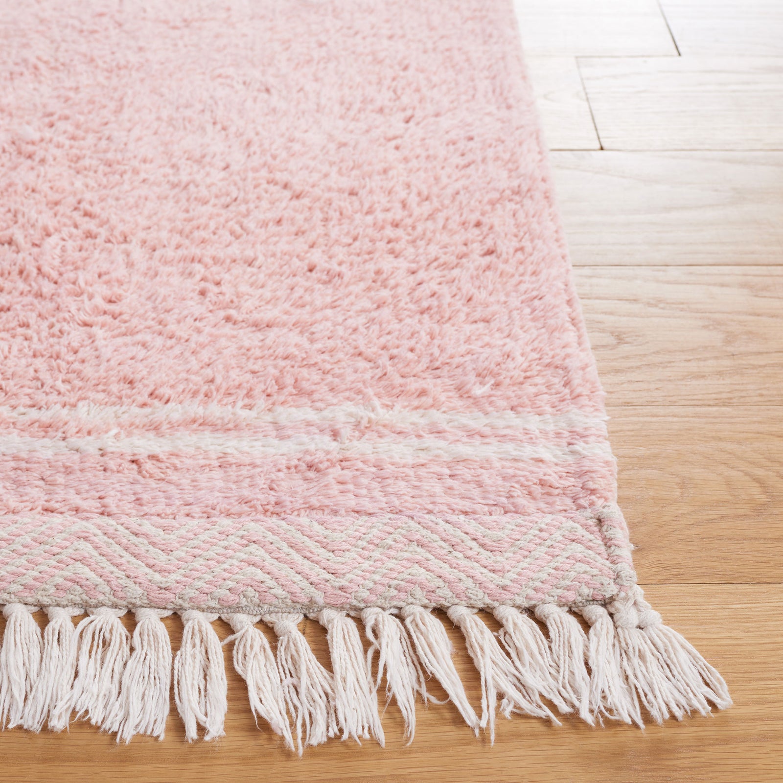 Tasseled edge with ivory patterned border pairs with a plush pink pile for extra charm. || ECR211U-5 || corner_room