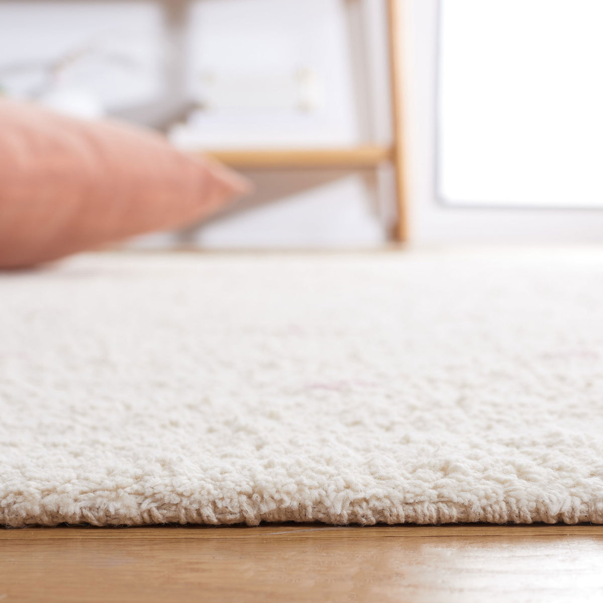 Soft, plush pile in ivory with subtle pink accents for a comfy underfoot feel || ECR212U-5 || detail_room