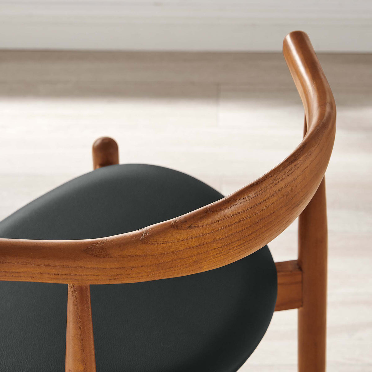 A flowing wood-grain backrest curves around the black cushioned seat.