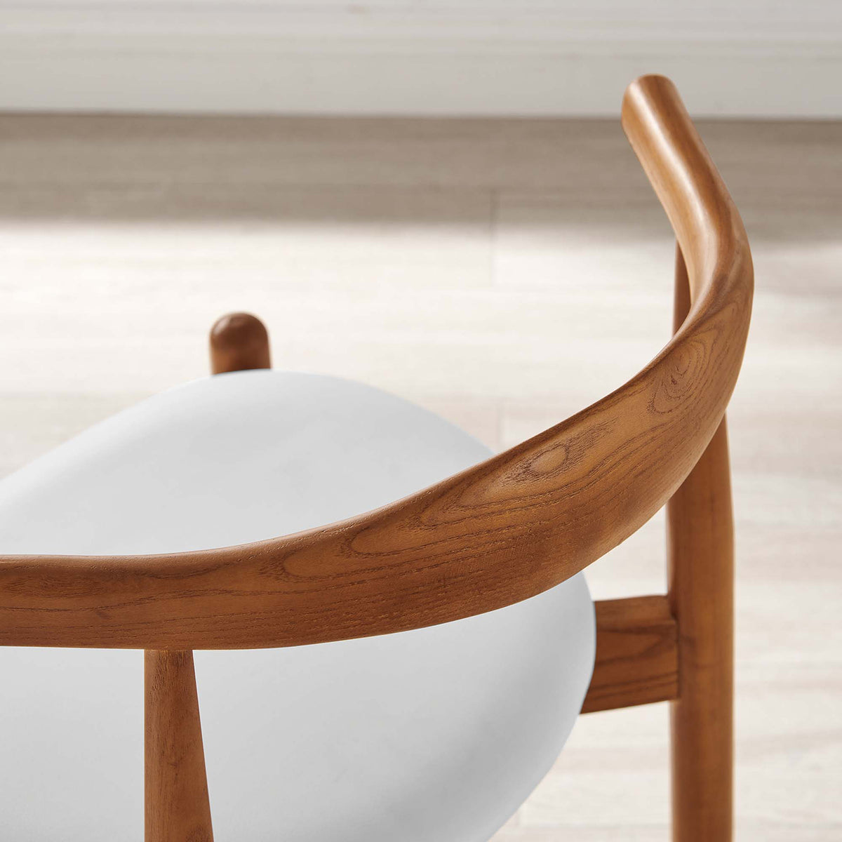 A sweeping wood-grain backrest curves around the softly cushioned white seat.