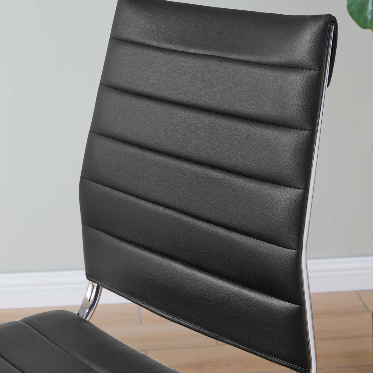 Black ribbed mid backrest of the Jive chair styled in a contemporary office setting || EEI-1525-BLK || detail_room
