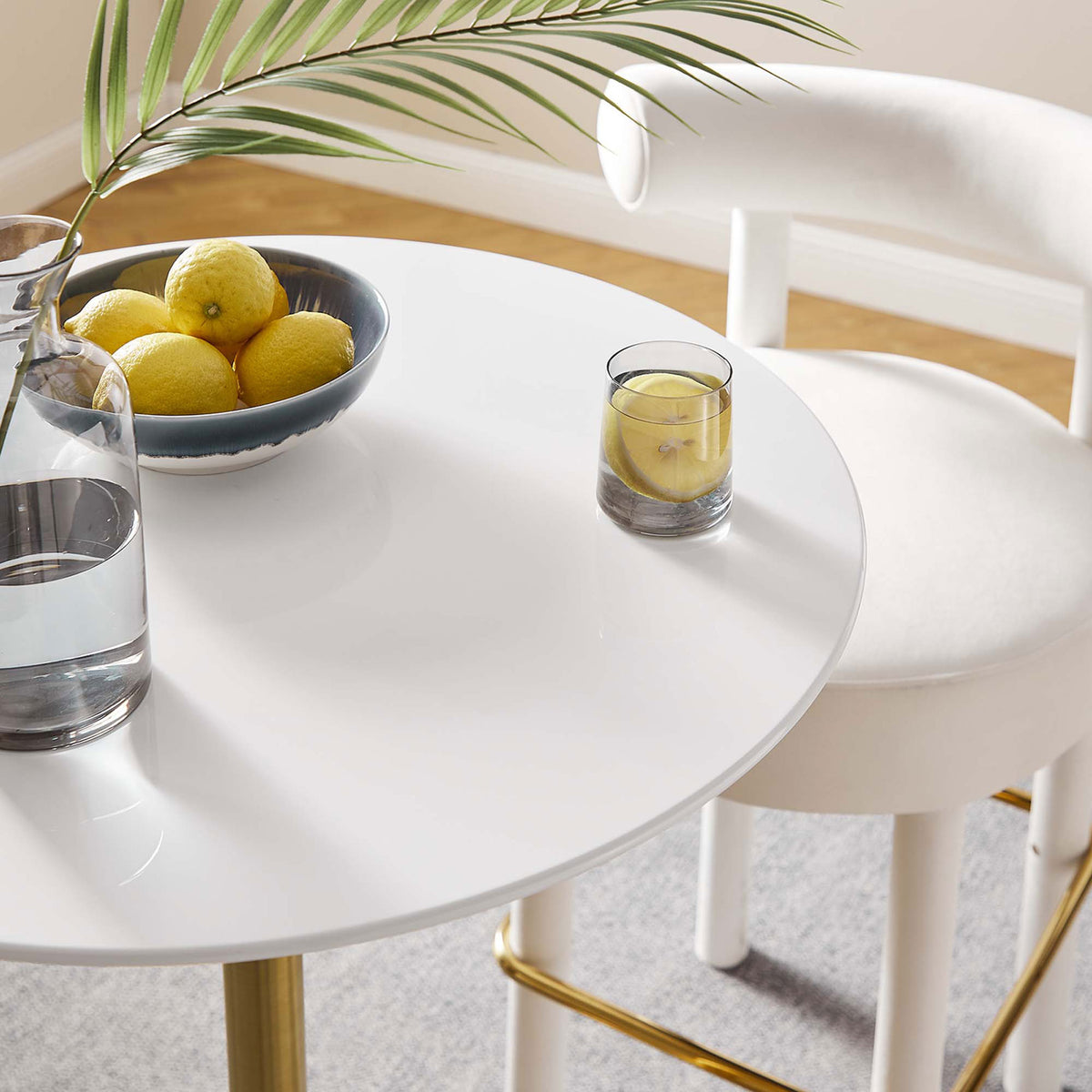 Glossy round surface with refined finish adds a modern touch to bar settings || EEI-3262-GLD-WHI || detail_room