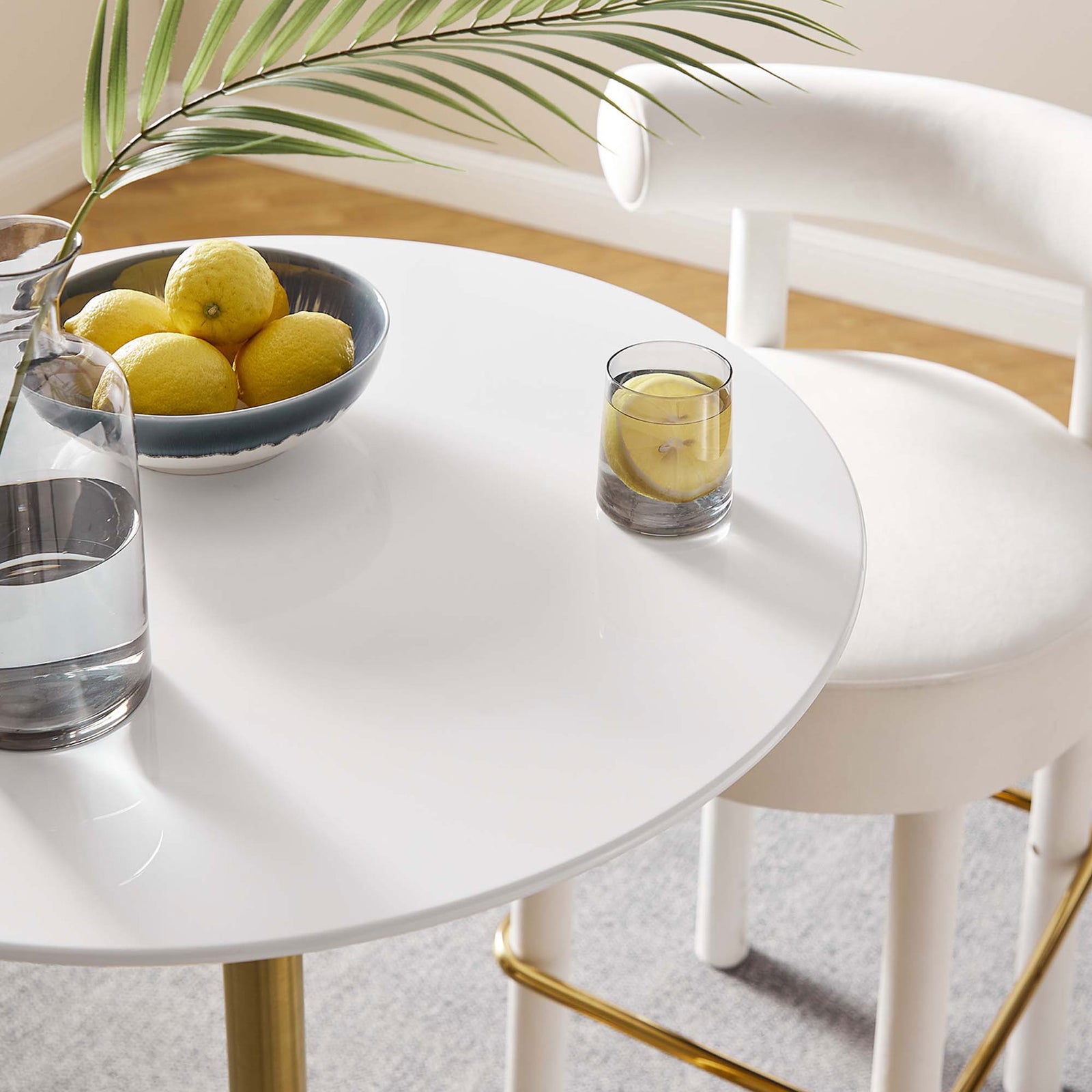 Glossy round surface with refined finish adds a modern touch to bar settings || EEI-3262-GLD-WHI || detail_room