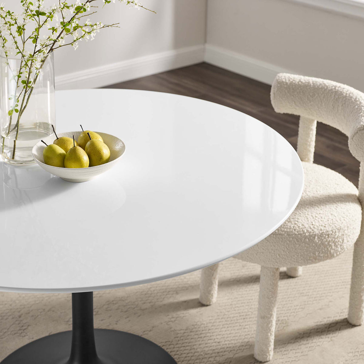 Elegant tabletop vignette with pears and flowers showcases the table as a warm gathering spot || EEI-3522-BLK-WHI || detail_room