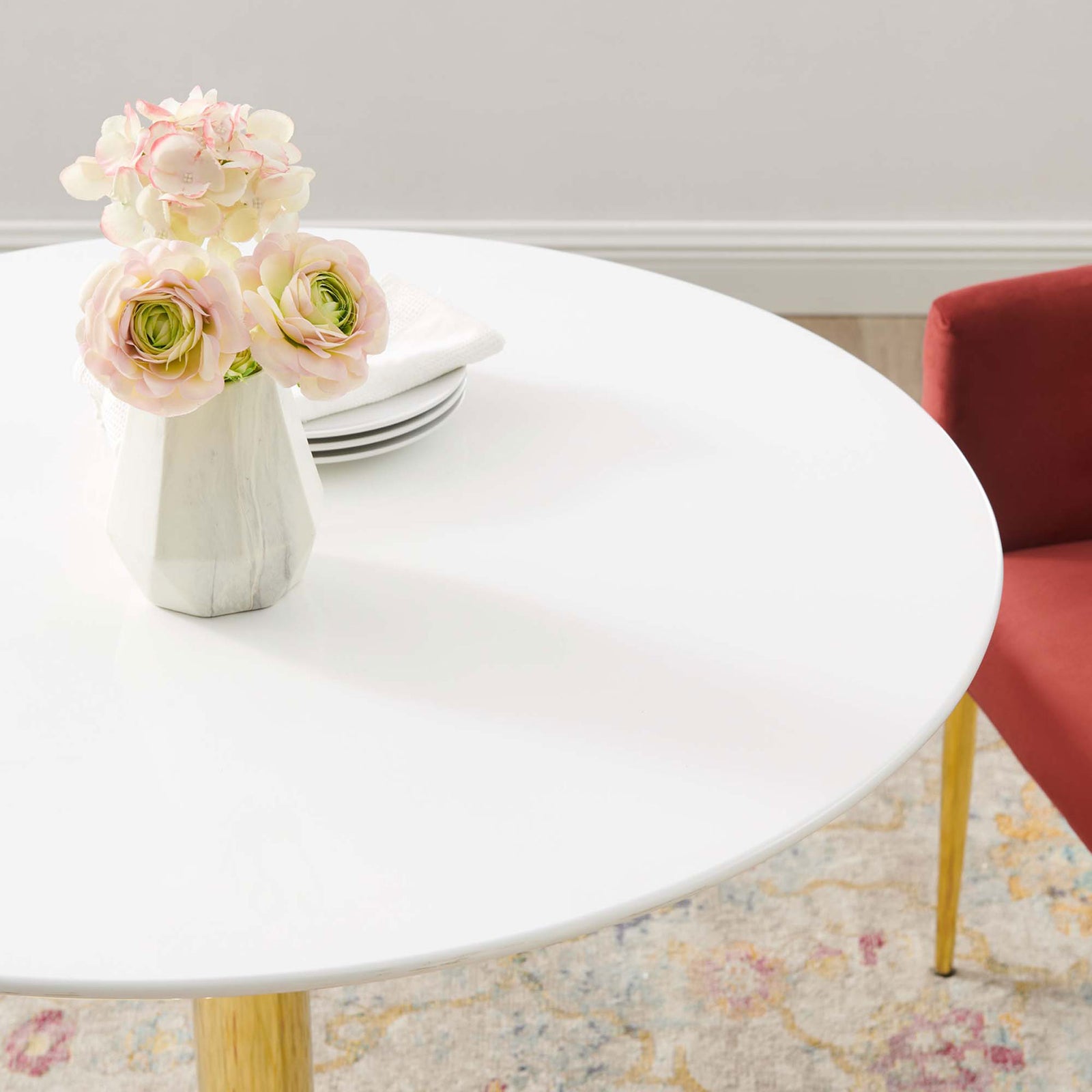 Close-up of Verne tabletop with glossy white finish and floral decor showcasing smooth surface || EEI-4544-GLD-WHI || detail_room
