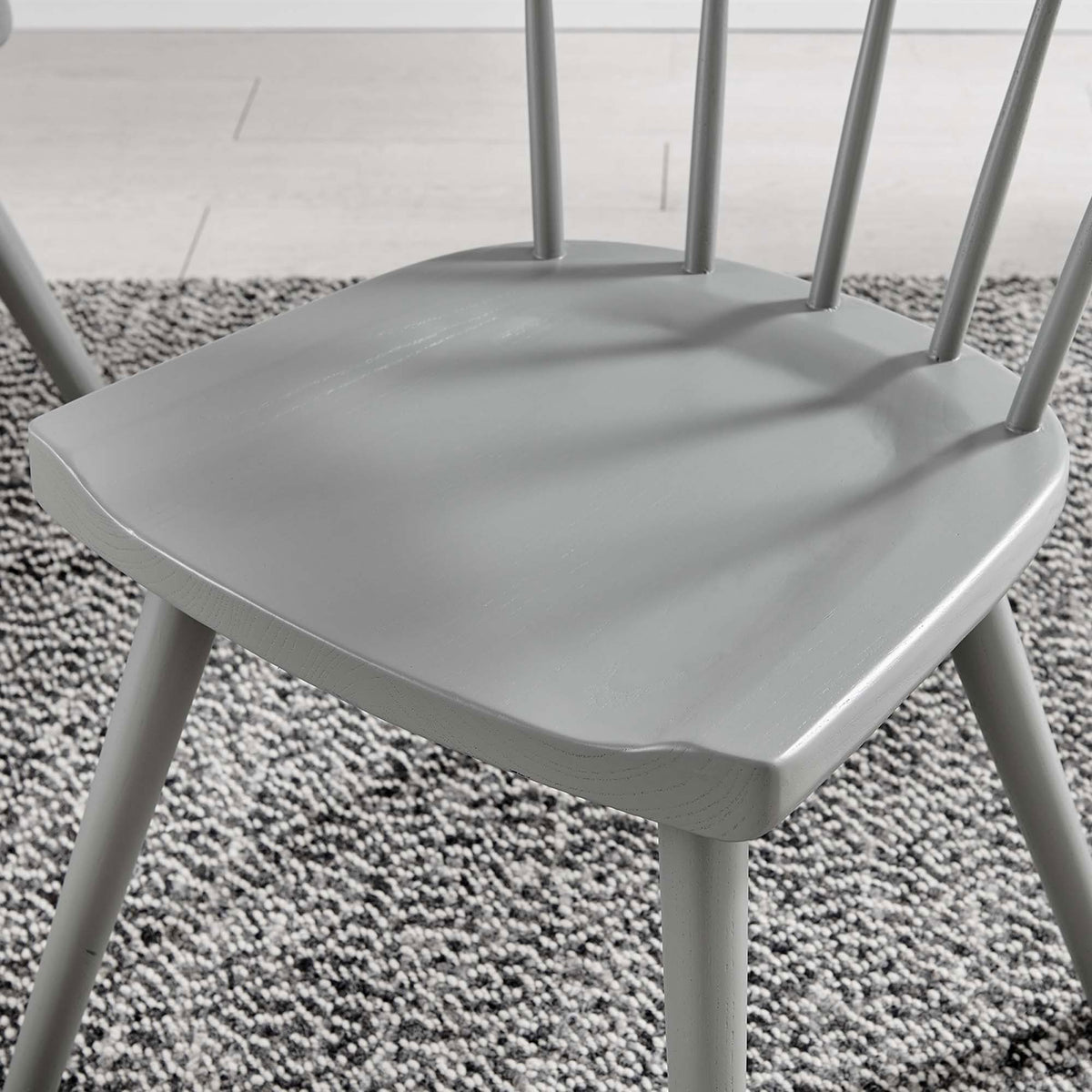 Light gray wood seat stands out against the textured rug, adding subtle contrast to your dining decor. || EEI-4650-LGR || detail_room