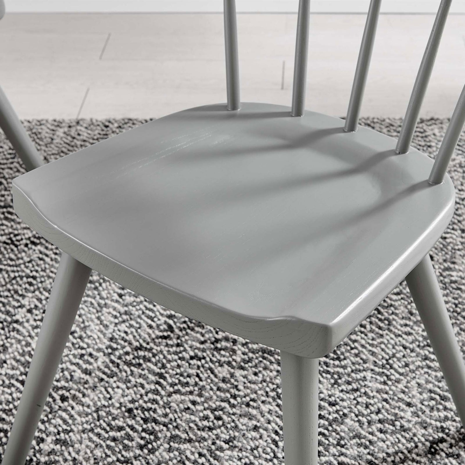 Light gray wood seat stands out against the textured rug, adding subtle contrast to your dining decor. || EEI-4650-LGR || detail_room