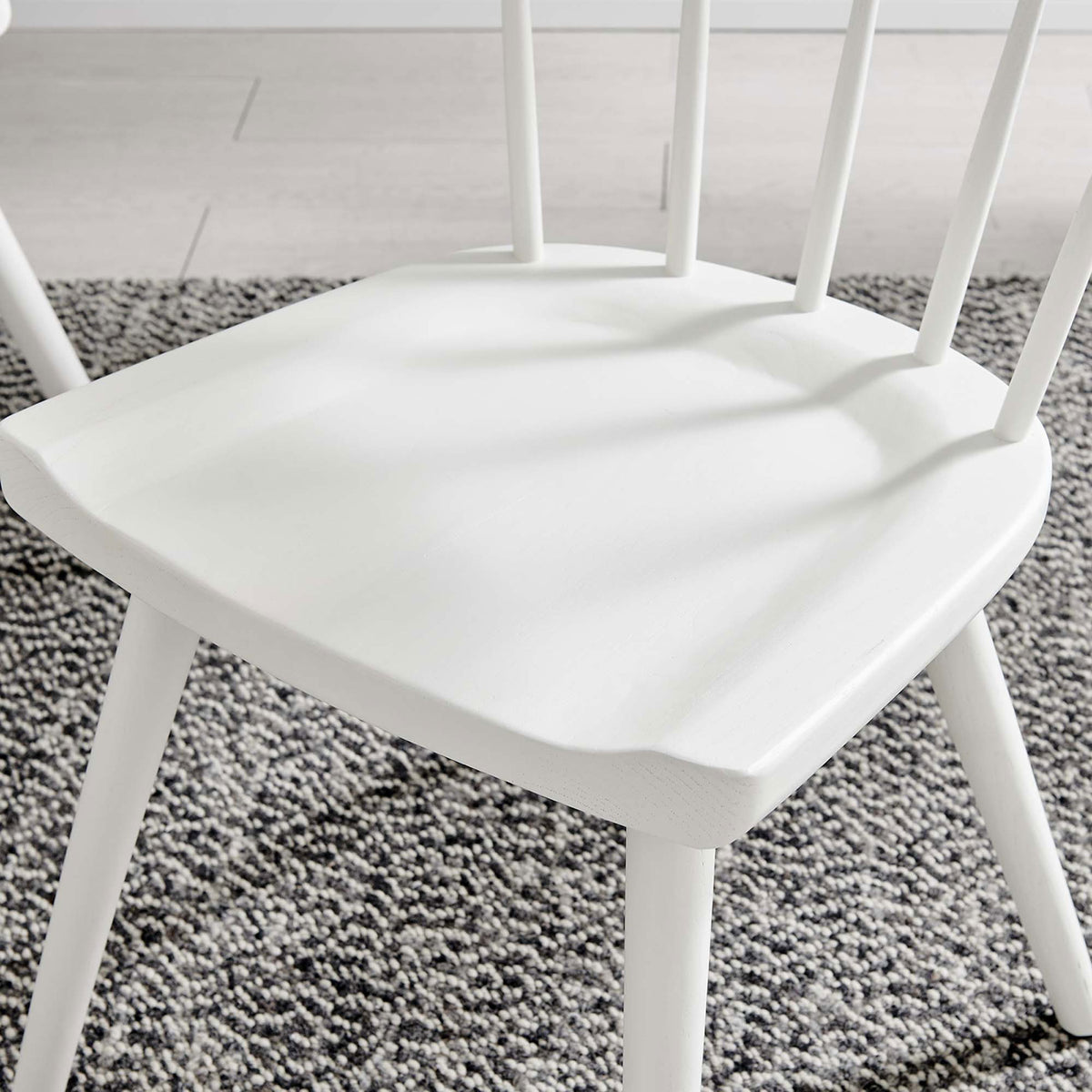 White wood seat rests over a textured gray rug, adding crisp contrast to modern dining decor || EEI-4650-WHI || detail_room