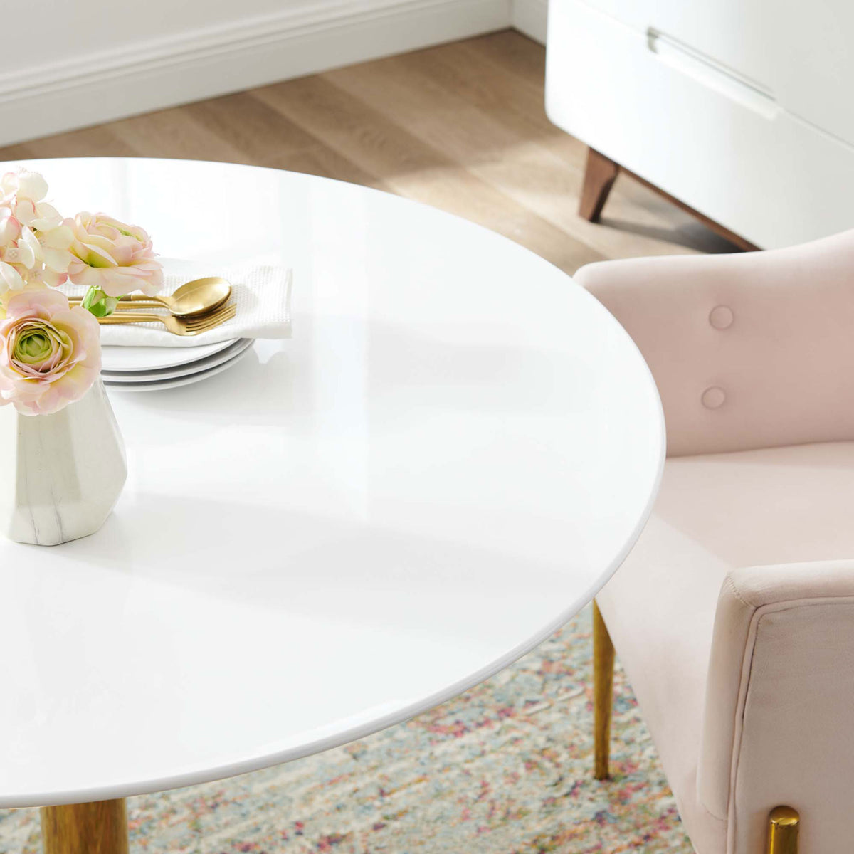 Close view of Verne 40-inch tabletop with decor accenting the glossy white coated surface || EEI-4748-GLD-WHI || detail_room