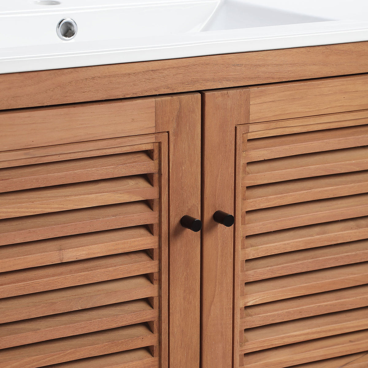 Textured louver slats meet matte black knobs for a refined, coastal look || EEI-5113-NAT-WHI || handle_studio