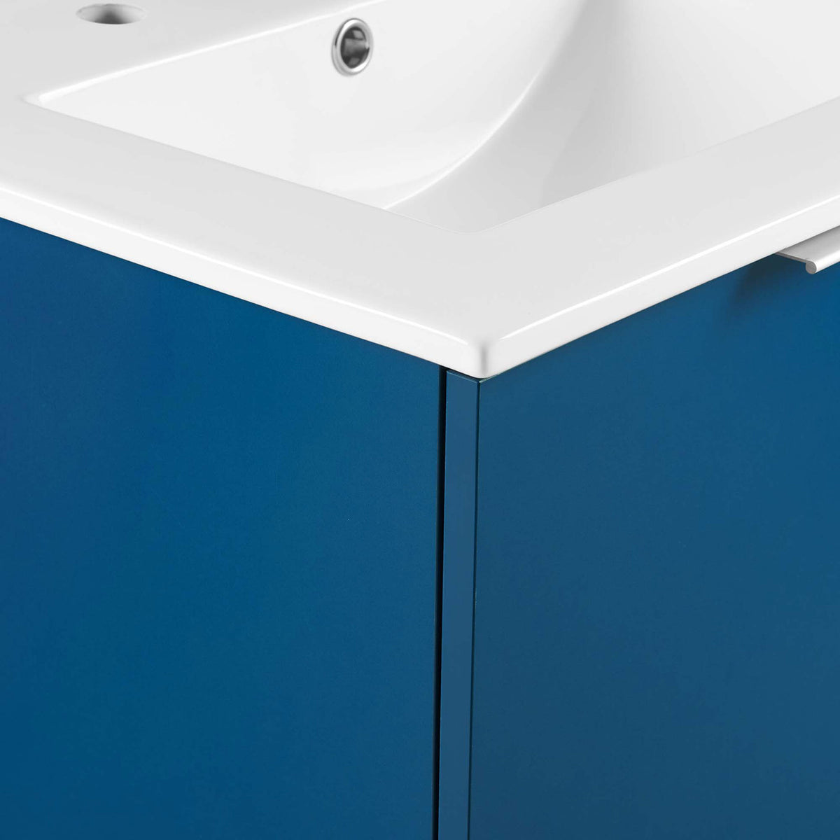 Crisp white countertop edge and seamless navy cabinet finish with modern pull || EEI-5379-NAV-WHI || detail_studio
