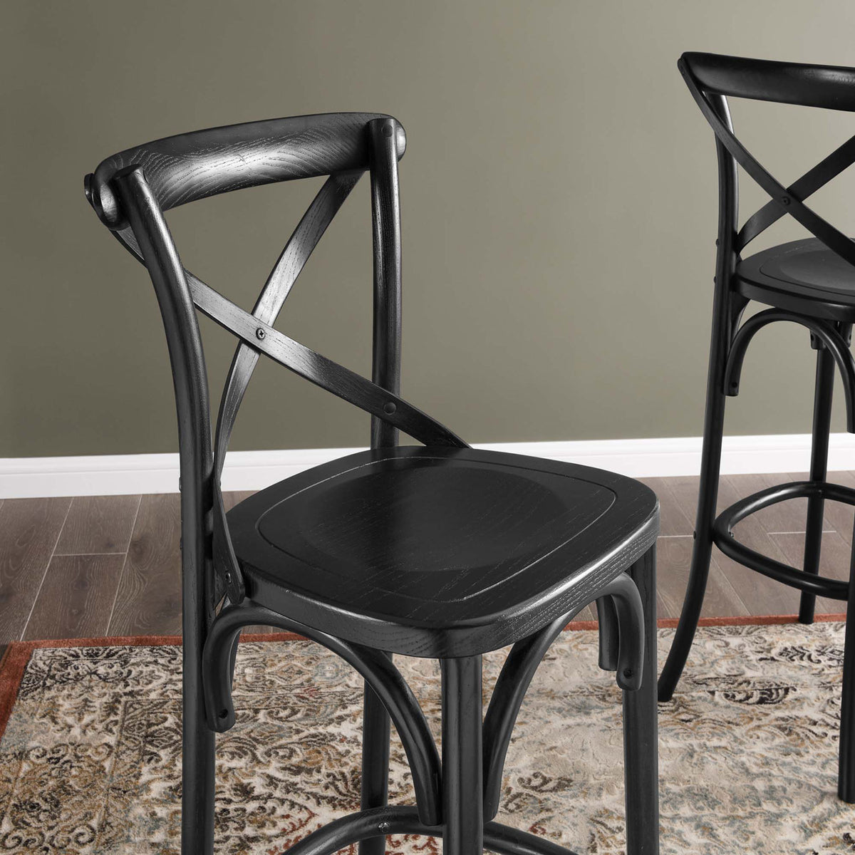 Refined wood grain and rounded edges add comfort to the elevated seat || EEI-5563-BLK || detail_room