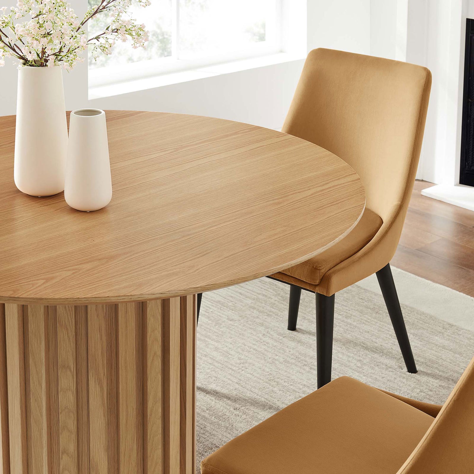 Round oak tabletop with vases and chairs highlights the table surface and warm modern setting || EEI-6064-OAK-SET || detail_room