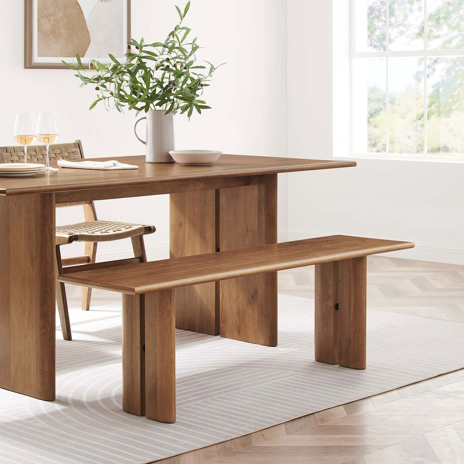 Curved edges and clean geometry pair with modern settings for effortless charm. || EEI-6344-WAL || front_angle_room
