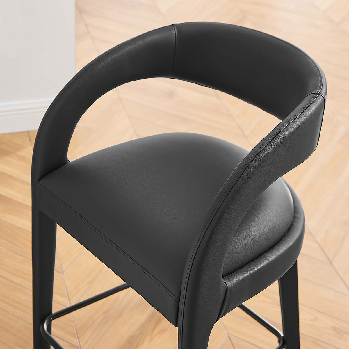 Vegan leather seat and wraparound back offer cushioned support at the counter || EEI-6564-BLK-BLK || detail_room