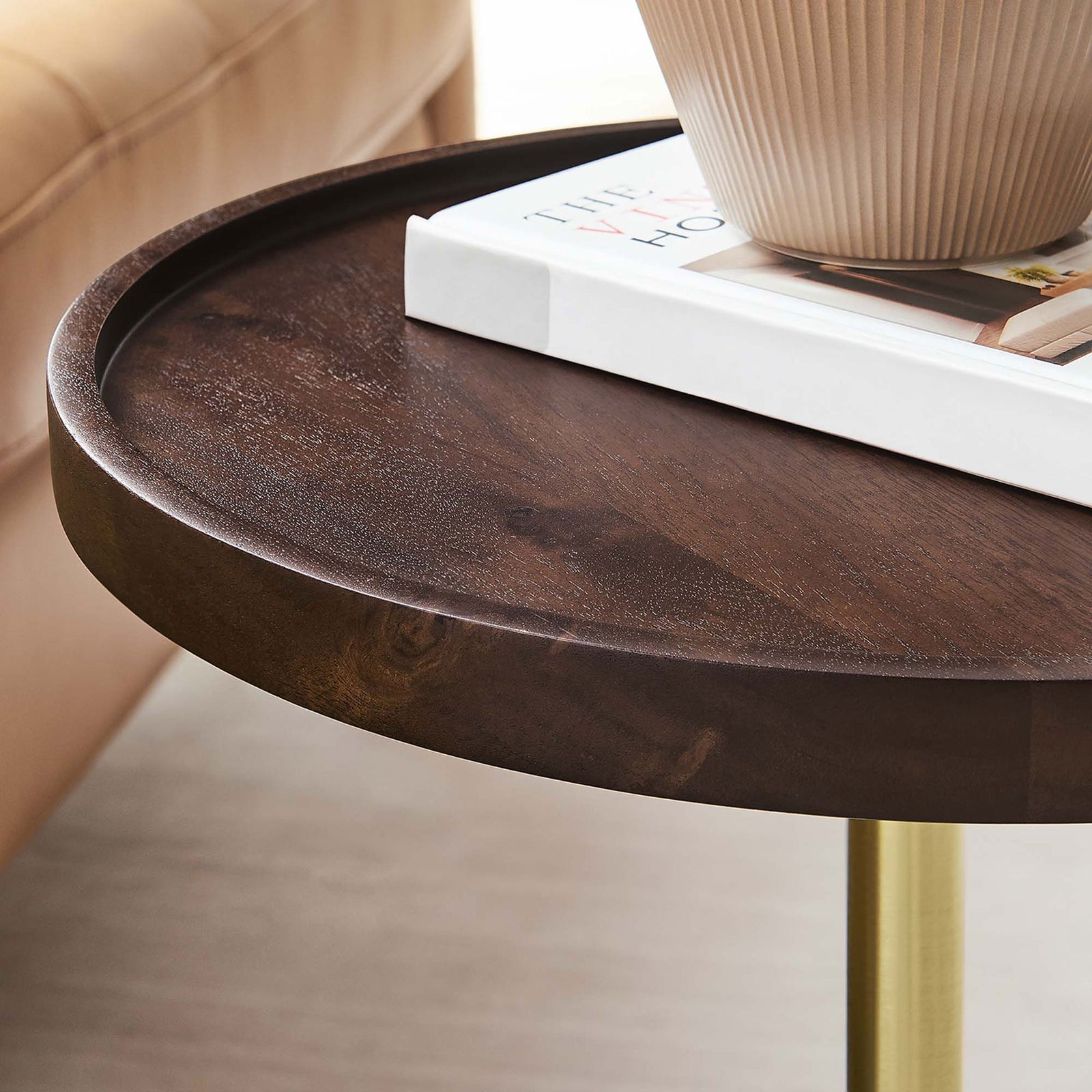 Tray style acacia tabletop styled with books and decor beside a modern leather sofa. || EEI-6607-WHI-WAC || detail_room