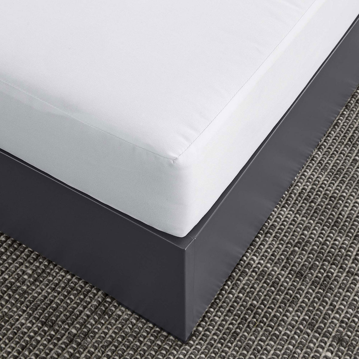 White cushion and woven rug combination emphasizes the ottoman's clean look and outdoor-ready materials || EEI-6627-GRY-WHI || detail_room