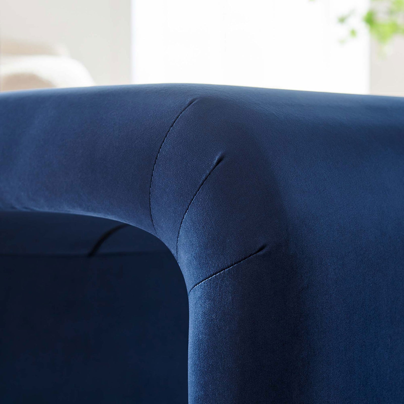 Lustrous midnight blue velvet and smooth curves bring a rich finish to the arch || EEI-6733-BLK-MID || detail_room